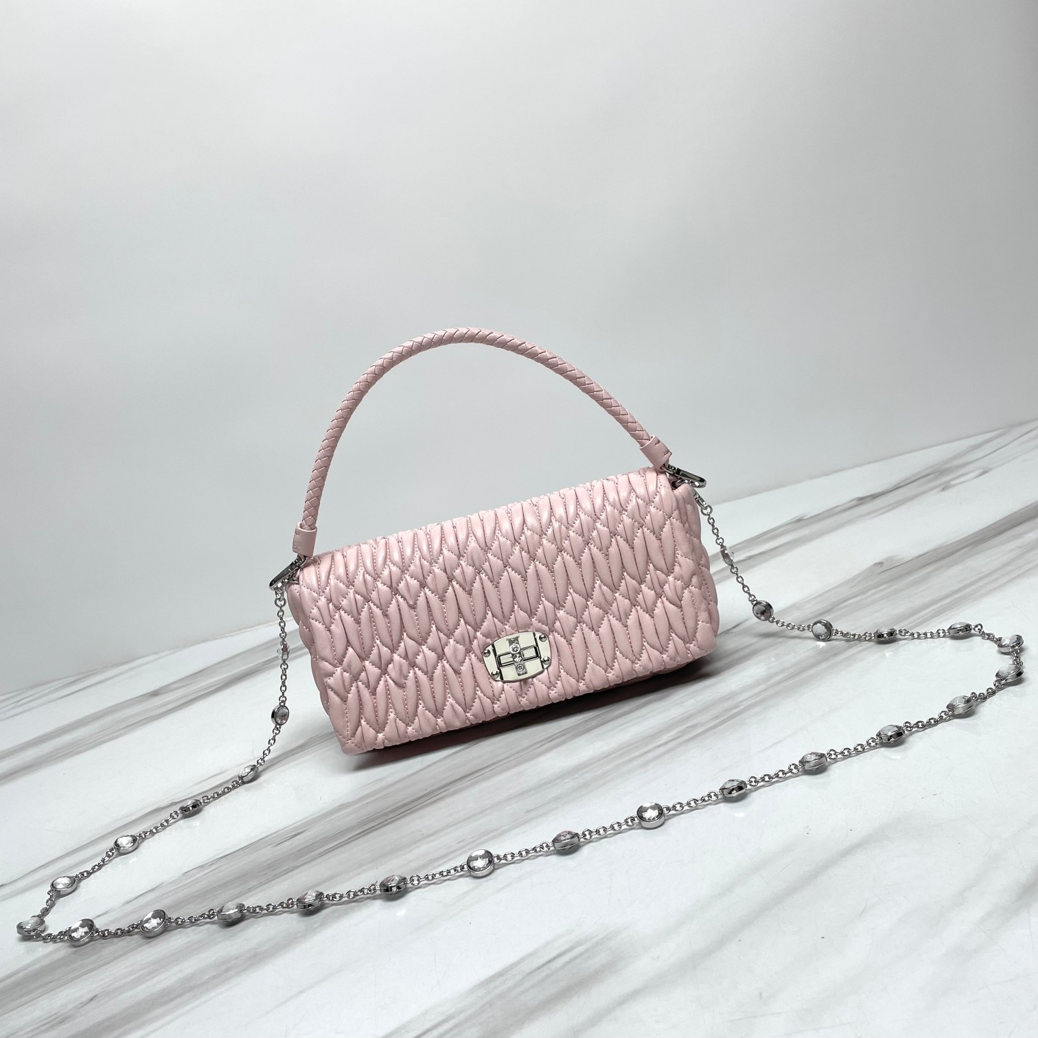 P730 Miumiu de piel original 5BD417# 🆕🆕🆕 Bolso de cadena de diamantes, con textura de jacquard fruncido y gofrado, p…