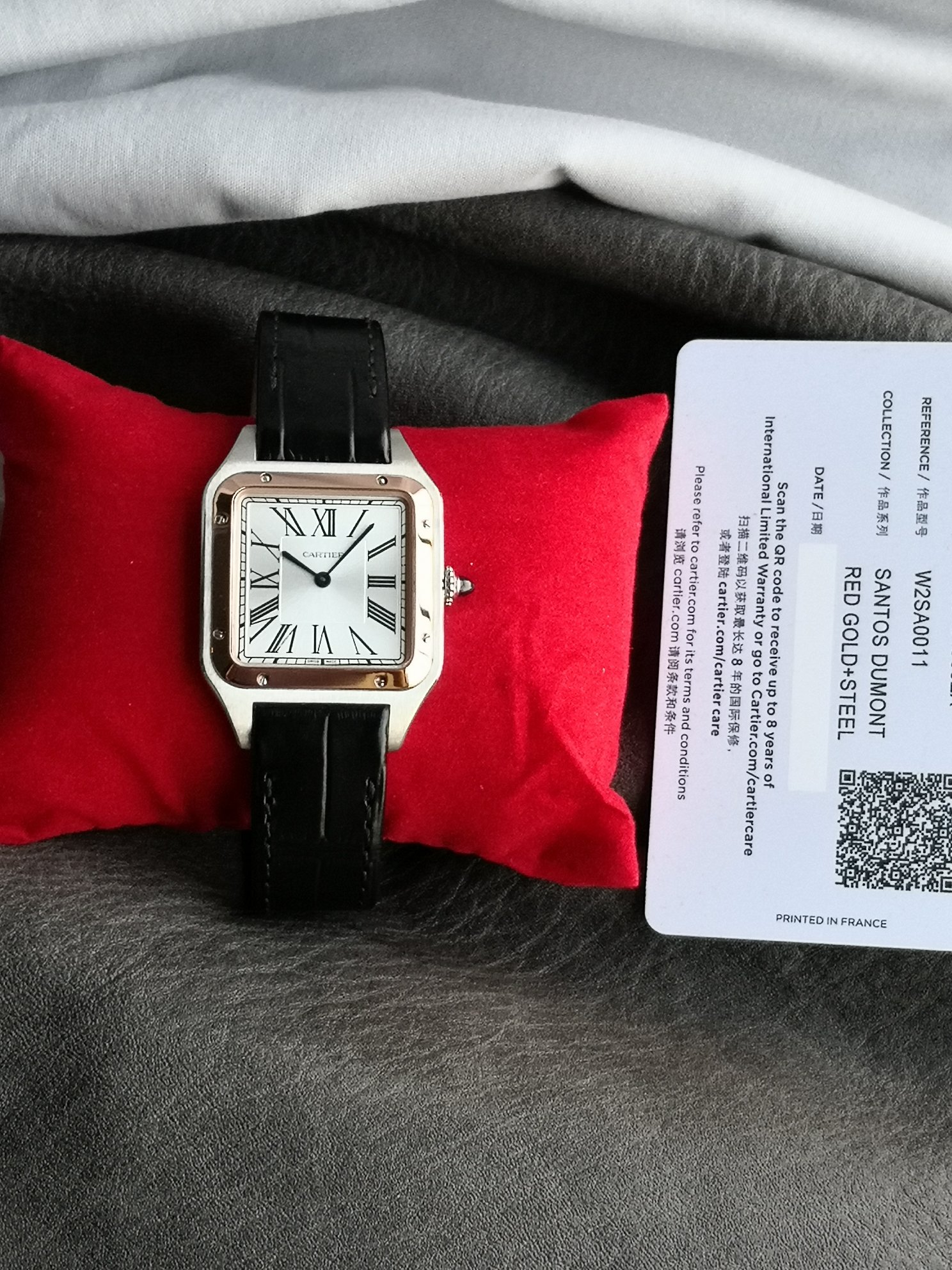 Cartier 相较于圆形腕表 方形腕表因其棱角分明的设计显得格外独特 而提到方表中的 之作 卡地亚的山度士自然榜上有名