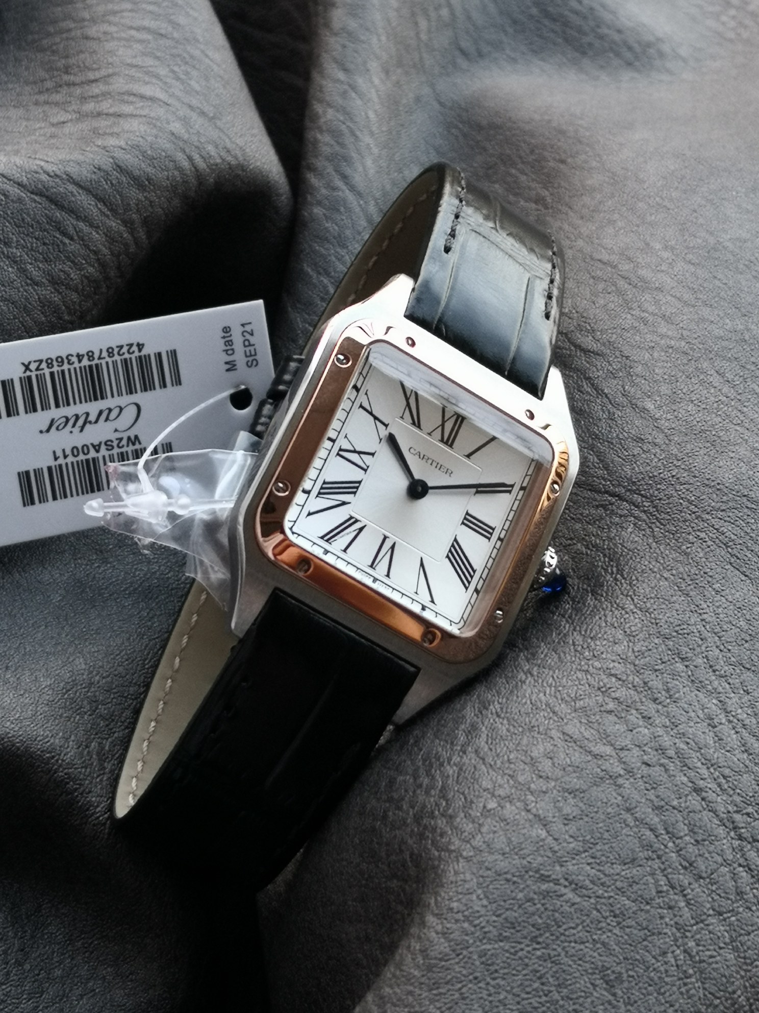 Cartier 相较于圆形腕表 方形腕表因其棱角分明的设计显得格外独特 而提到方表中的 之作 卡地亚的山度士自然榜上有名