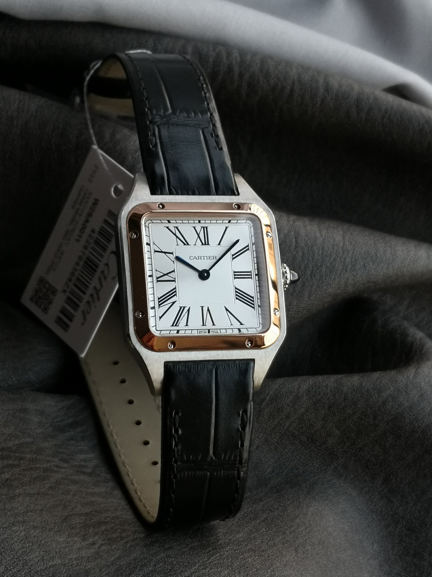 Cartier 相较于圆形腕表 方形腕表因其棱角分明的设计显得格外独特 而提到方表中的 之作 卡地亚的山度士自然榜上有名