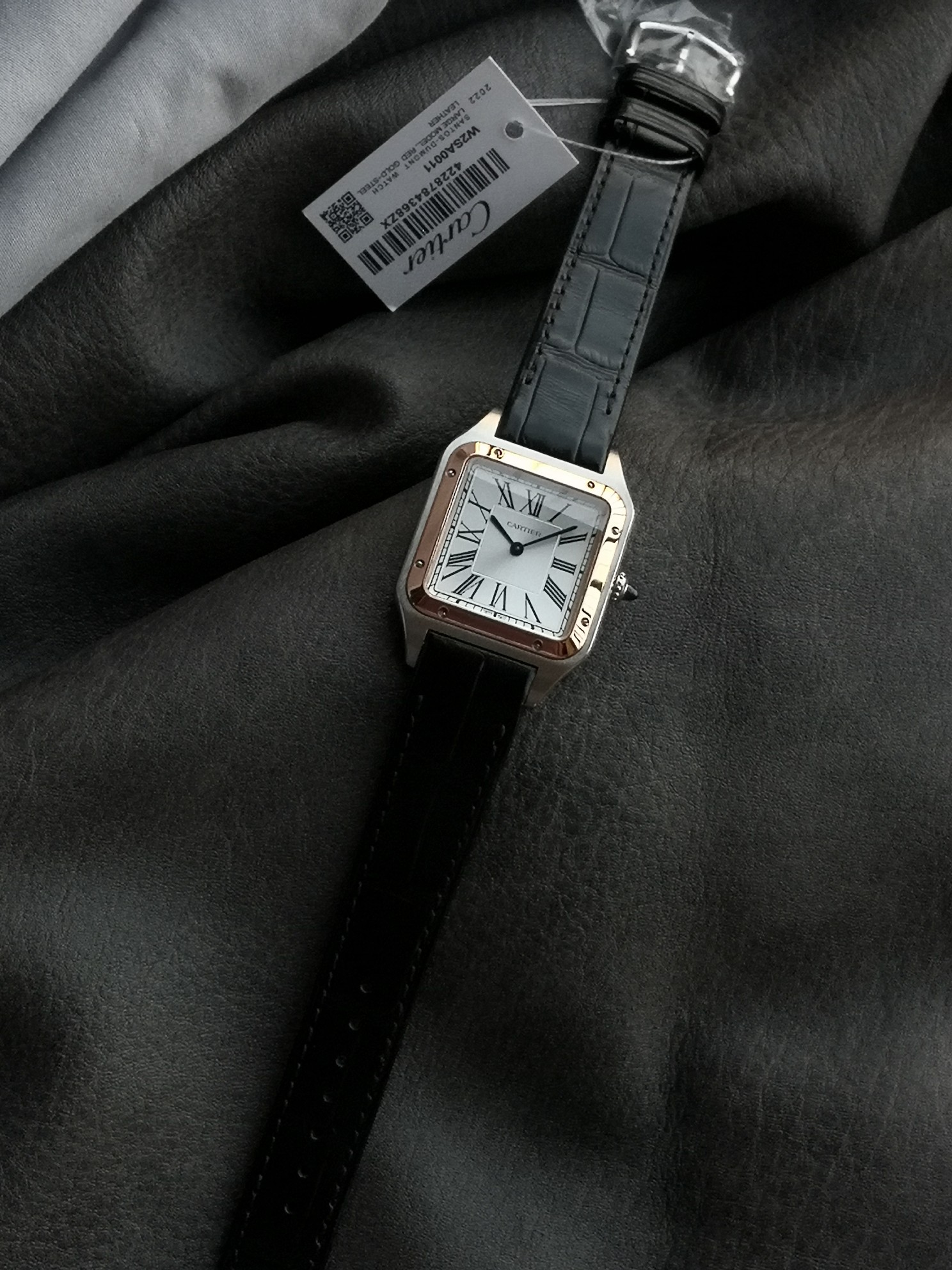 Cartier 相较于圆形腕表 方形腕表因其棱角分明的设计显得格外独特 而提到方表中的 之作 卡地亚的山度士自然榜上有名