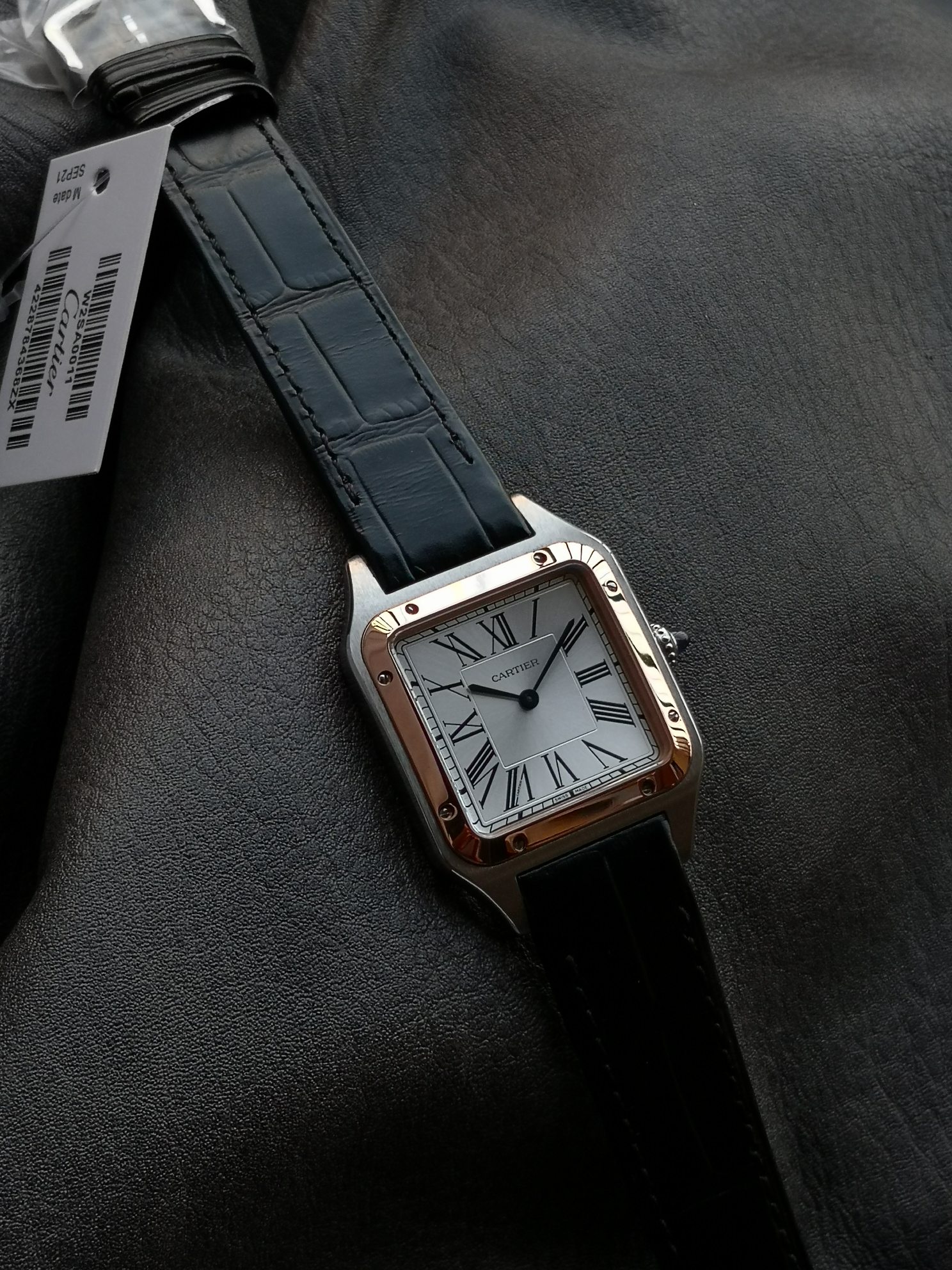 Cartier 相较于圆形腕表 方形腕表因其棱角分明的设计显得格外独特 而提到方表中的 之作 卡地亚的山度士自然榜上有名