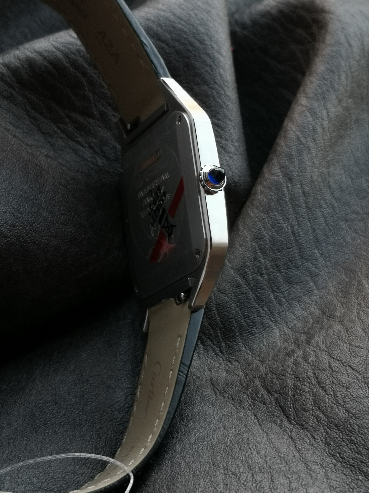 Cartier 相较于圆形腕表 方形腕表因其棱角分明的设计显得格外独特 而提到方表中的 之作 卡地亚的山度士自然榜上有名
