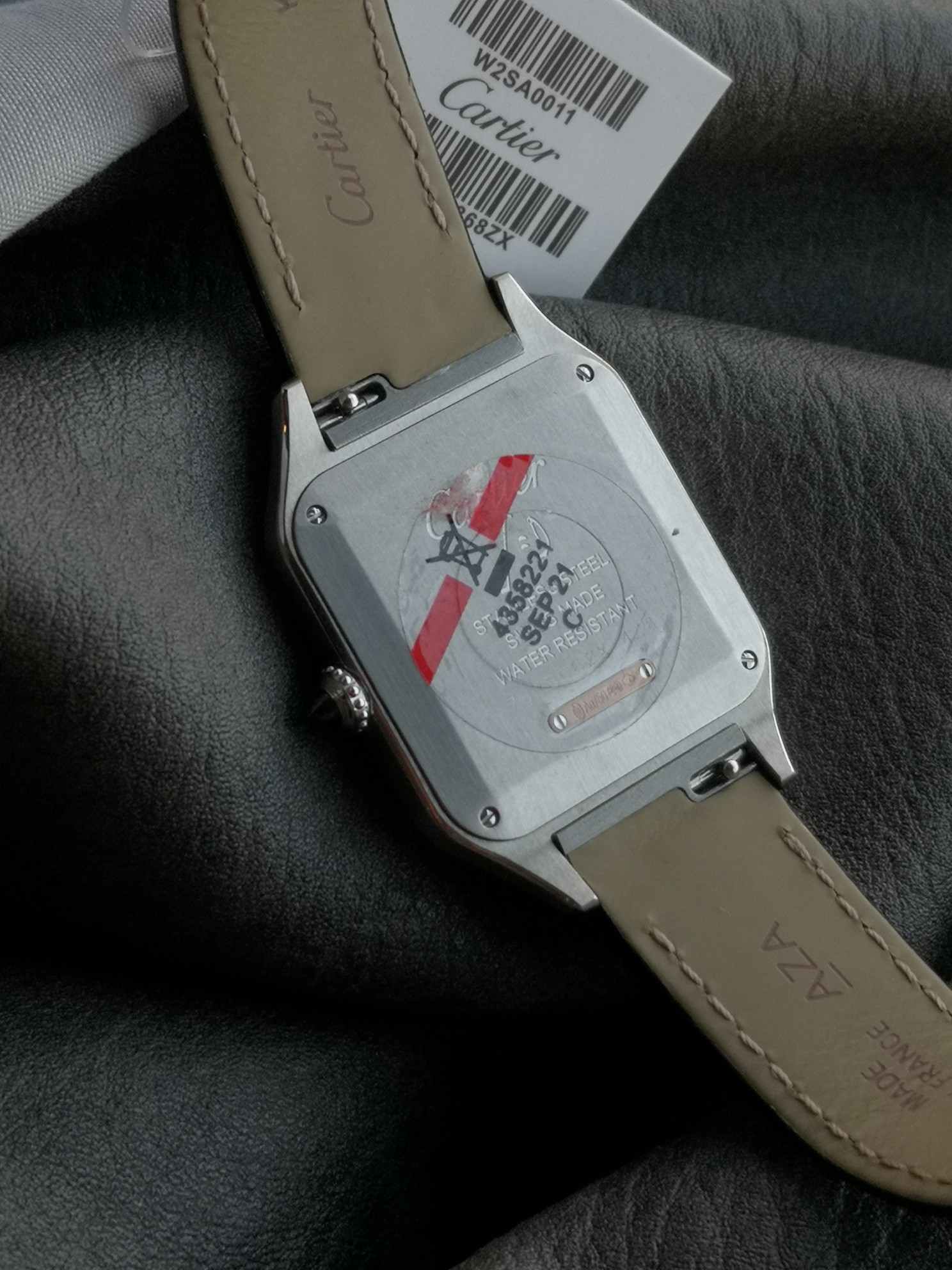 Cartier 相较于圆形腕表 方形腕表因其棱角分明的设计显得格外独特 而提到方表中的 之作 卡地亚的山度士自然榜上有名