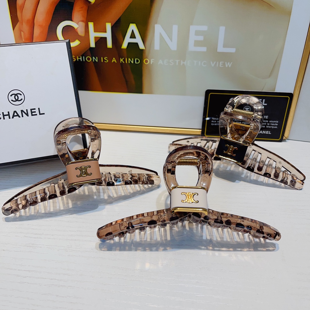 NO:276052,Celine Celine clips New retro logo clips Elegant and elegant everyday exquisite items Little fairy must-have items Treasure style Recommended styles for closed eyes (single with hairband box) Hair clips, hairpins, celine, hairpins19860909Celine塞林 Celine抓夹 新款复古logo抓夹 气质百搭 日常精致小单品 小仙女必入单品 宝藏款 闭眼入推荐款（单个配发箍盒）发夹,发夹,celine,hairpins,accessory