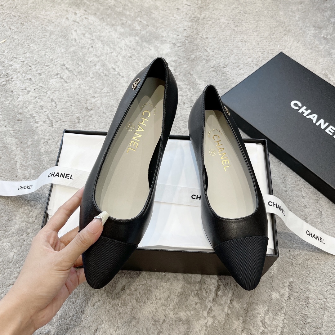 CHANEL Mary Jane сандалии подиумная модель подкладка из овечьей кожи подошва из натуральной итальянской кожи подчеркивает белизну кожи и добавляет элегантности
