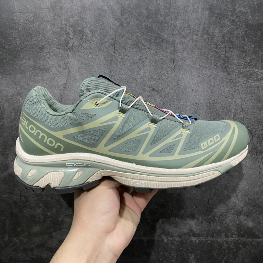 【纯原版】 Salomon XT-6萨洛蒙复古潮流户外机能登山跑鞋 月桂花色n纯原外贸平台特供订单耗时半年巨作 全套原纸板楦头开发原厂特供网布配套加持 确保原汁原味n完美呈现版型 原档数据独家私模五层组合大底男女鞋同步官方开发至46.5原装Ortholite轻量化鞋垫 中底布带钢印编号原厂TPU锁扣 进口港宝加持后跟自然饱满 还原公司包裹性鞋面以“锯齿”状的包裹系统呈现在基色底之下加入了各种色点缀将公司的最新技术和时尚前卫的造型融入耐用的长跑款式中鞋面由 TPU 薄膜制成 并焊接在高耐磨网眼上 使其既时尚又坚固 由 ACS底盘支撑 可增强稳定性和支撑力 以及由橡胶凸耳 Contragrip外底覆盖的 EVA 缓冲中底 旨在应对崎岖的地形 鞋舌上的彩色Salomon 标签、Quicklace 系统以及鞋头、鞋舌和鞋跟上的附加品牌使细节更加完美 让穿着者可以轻松驾驭户外与通勤下的任何运动生活场景 无缝鞋身户外随意纵横 颜值与脚感兼备 出街通勤 绝对非常吸睛 你值得拥有 尺码：36-46.5-莆田鞋批发中心