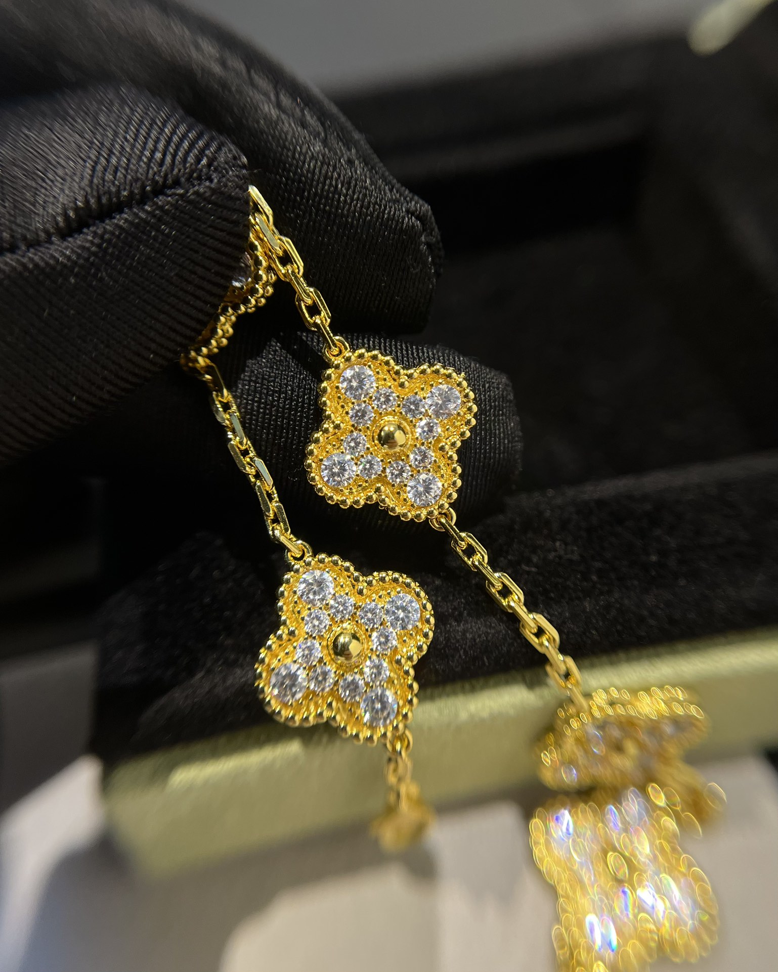 Van Cleef & Arpels vca 满钻五花手链 黄金色满钻的奢华