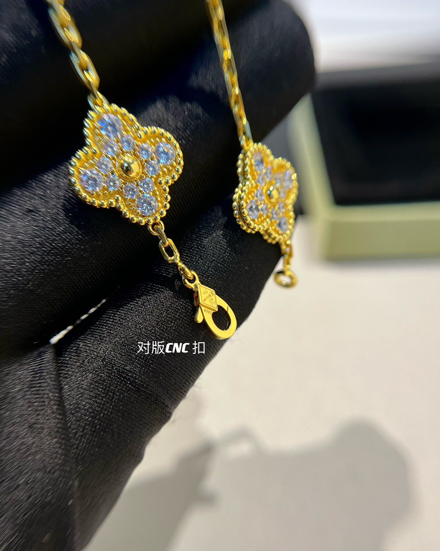 Van Cleef & Arpels vca 满钻五花手链 黄金色满钻的奢华