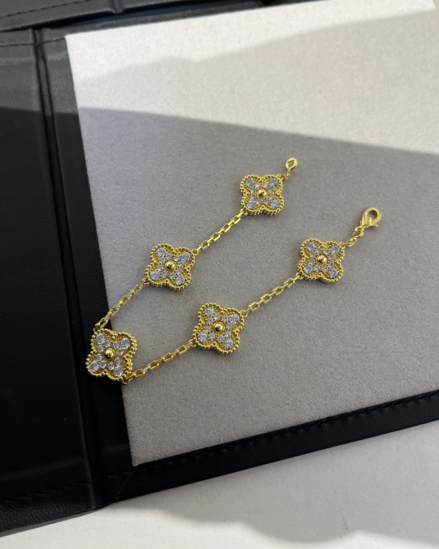 Van Cleef & Arpels vca 满钻五花手链 黄金色满钻的奢华