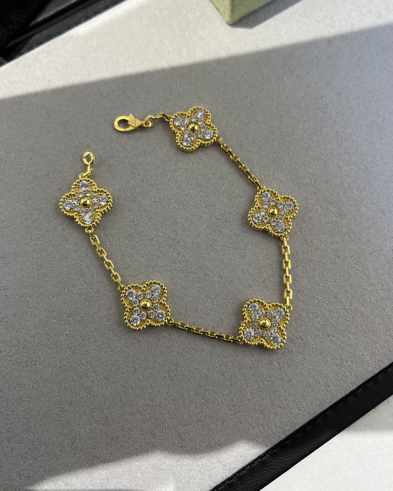 Van Cleef & Arpels vca 满钻五花手链 黄金色满钻的奢华