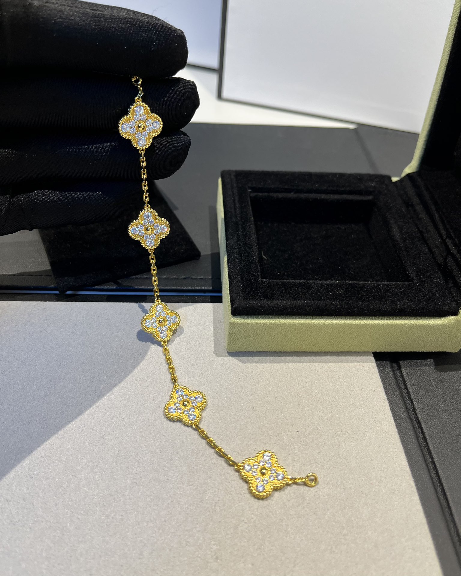 Van Cleef & Arpels vca 满钻五花手链 黄金色满钻的奢华