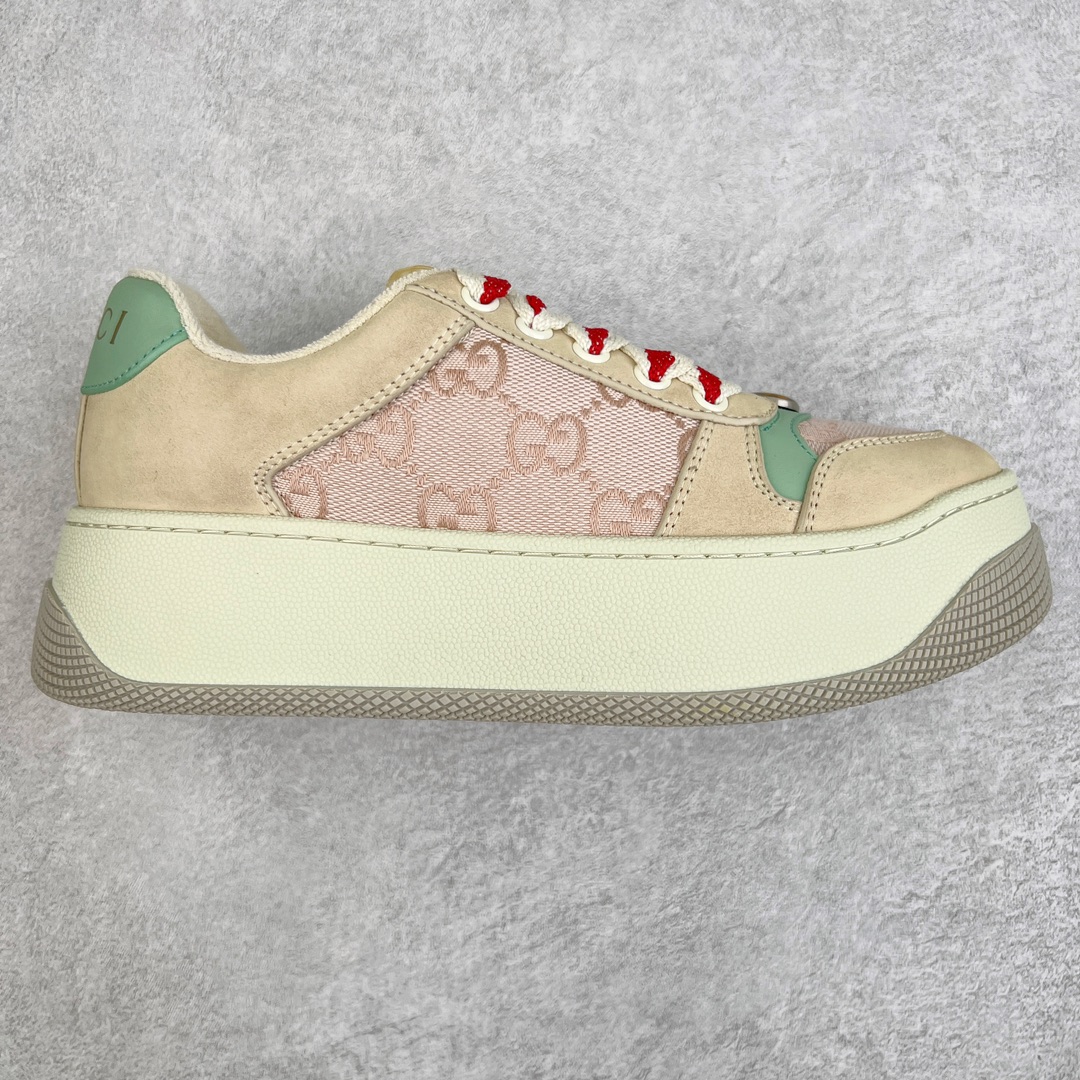 零售💰390 古驰Gucci Double Screener Platform GG Sneaker Low 双倍原型系列低帮复古松糕百搭做旧休闲脏脏胖胖厚底板鞋 女鞋广东原产#配置专柜2021版抹茶色配件及包装物(附送官方快递加固牛皮纸盒!!)#采用超软磨砂小牛皮组合纯棉提花布鞋面材质#超软皮内里灌注缓震PU脚垫#全新加厚双层TPR隔色鞋底(6.0cm 厘米外增高效果!!)#正确毛巾抓绒内里#饰金属双G椭圆形珐琅细节 复古学院风款式与融入怀旧运动服风格的面料风靡数十年，这款运动鞋以体育运动中的防守动作命名，灵感源自70年代经典运动鞋，运用皮革和经典GG帆布混搭呈现，装饰条纹织带和复古Gucci标识，经过特殊处理，整体呈现做旧效果。白色皮革和经典GG帆布 复古风格绿色和橘色尼龙条纹织带 绿色皮革细节 经过特殊处理，营造复古做旧效果 饰金属双G椭圆形珐琅细节 标签上装饰Gucci复古标识 双色鞋底 尺码：35-40 编码：Wby3936090-运动鞋