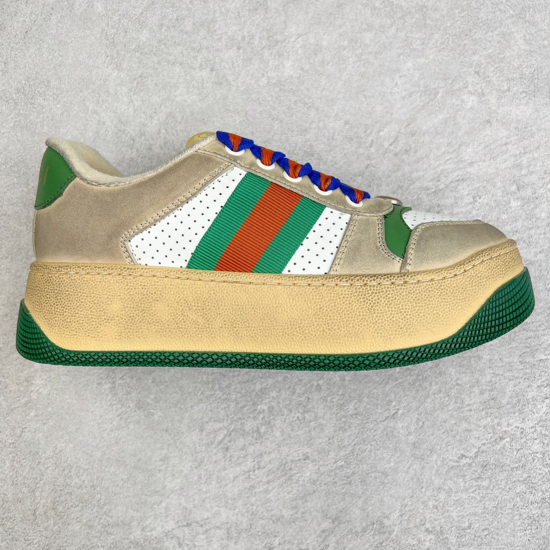 零售💰390 古驰Gucci Double Screener Platform GG Sneaker Low 双倍原型系列低帮复古松糕百搭做旧休闲脏脏胖胖厚底板鞋 女鞋广东原产#配置专柜2021版抹茶色配件及包装物(附送官方快递加固牛皮纸盒!!)#采用超软磨砂小牛皮组合纯棉提花布鞋面材质#超软皮内里灌注缓震PU脚垫#全新加厚双层TPR隔色鞋底(6.0cm 厘米外增高效果!!)#正确毛巾抓绒内里#饰金属双G椭圆形珐琅细节 复古学院风款式与融入怀旧运动服风格的面料风靡数十年，这款运动鞋以体育运动中的防守动作命名，灵感源自70年代经典运动鞋，运用皮革和经典GG帆布混搭呈现，装饰条纹织带和复古Gucci标识，经过特殊处理，整体呈现做旧效果。白色皮革和经典GG帆布 复古风格绿色和橘色尼龙条纹织带 绿色皮革细节 经过特殊处理，营造复古做旧效果 饰金属双G椭圆形珐琅细节 标签上装饰Gucci复古标识 双色鞋底 尺码：35-40 编码：Wby3936090-运动鞋