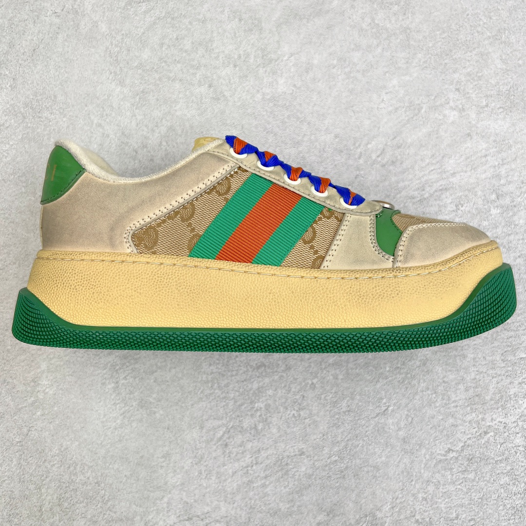 零售💰390 古驰Gucci Double Screener Platform GG Sneaker Low 双倍原型系列低帮复古松糕百搭做旧休闲脏脏胖胖厚底板鞋 女鞋广东原产#配置专柜2021版抹茶色配件及包装物(附送官方快递加固牛皮纸盒!!)#采用超软磨砂小牛皮组合纯棉提花布鞋面材质#超软皮内里灌注缓震PU脚垫#全新加厚双层TPR隔色鞋底(6.0cm 厘米外增高效果!!)#正确毛巾抓绒内里#饰金属双G椭圆形珐琅细节 复古学院风款式与融入怀旧运动服风格的面料风靡数十年，这款运动鞋以体育运动中的防守动作命名，灵感源自70年代经典运动鞋，运用皮革和经典GG帆布混搭呈现，装饰条纹织带和复古Gucci标识，经过特殊处理，整体呈现做旧效果。白色皮革和经典GG帆布 复古风格绿色和橘色尼龙条纹织带 绿色皮革细节 经过特殊处理，营造复古做旧效果 饰金属双G椭圆形珐琅细节 标签上装饰Gucci复古标识 双色鞋底 尺码：35-40 编码：Wby3936090-运动鞋