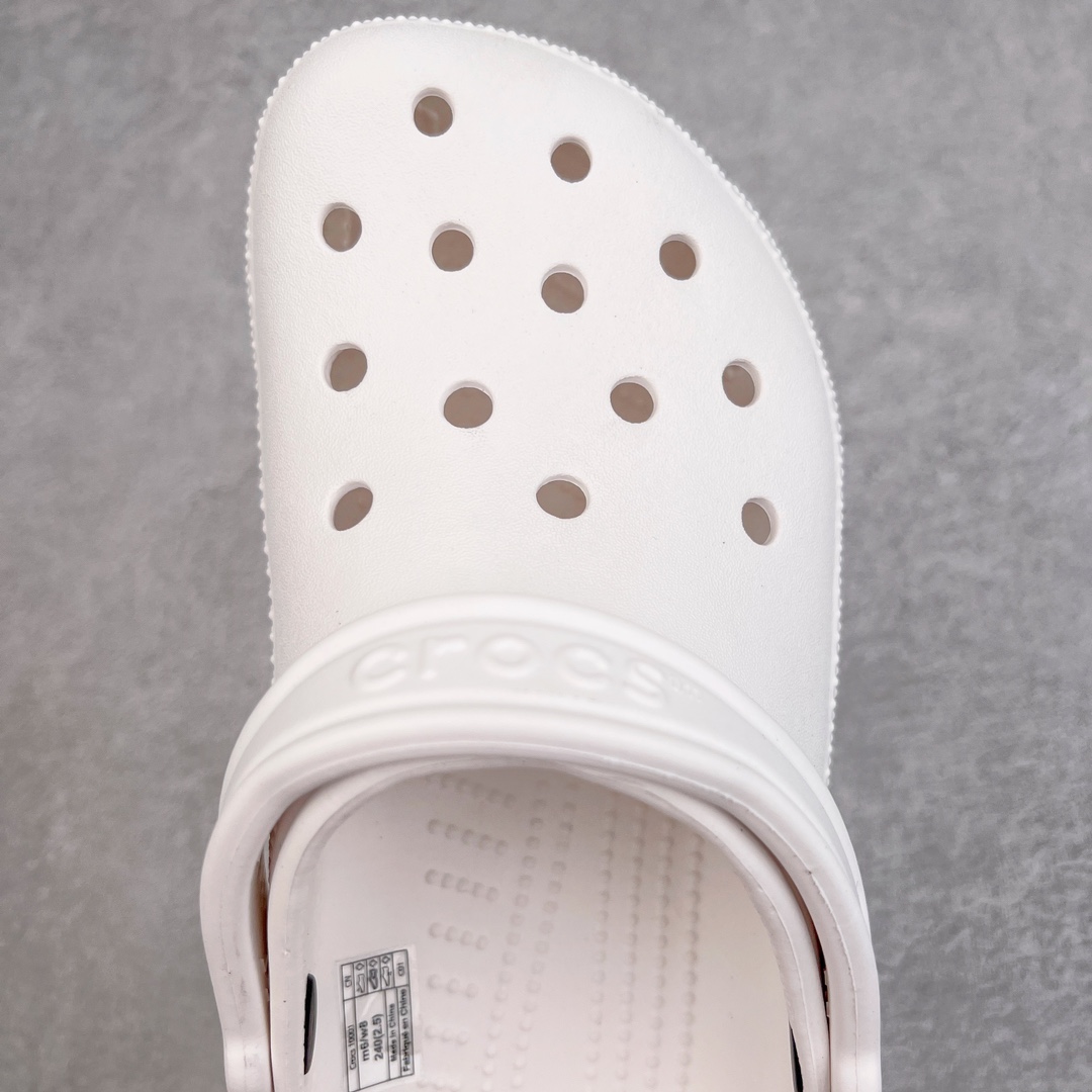 图片[4]-零售💰150 ＃DG莞产 Crocs Classic Clog 卡骆驰经典简约休闲沙滩洞洞拖鞋凉鞋 透明防水袋包装 注意配件需单独购买 超轻Croslite专利材料打造 鞋面更加耐用易清洗 该鞋款轻盈舒适 2002年 经典克骆格诞生 秉承外形简单 穿着舒适的初衷 不断为消费者带来舒适的穿着体验 穿出“趣”味 鞋面洞洞可搭彰显个性的智必星 一鞋两穿 可调节式后跟带增添鞋身的稳固性能 放前面变成愜意舒适的凉拖 放后面行走跑跳更加稳妥 Croslite ™材料 封闭式细胞树脂 能够在体温作用下自动变形以适应脚部形状 涉水性优秀的同时易于清洁 抓地力强 不易打滑 Crocs的核心理念：轻便 灵活 全方位的舒适感 同步官方尺码：M4（36-37） M5（37-38）M6（38-39）M7（39-40）M8（41-42）M9（42-43）M10（43-44）M11（45-46） 编码：by1936050-运动鞋