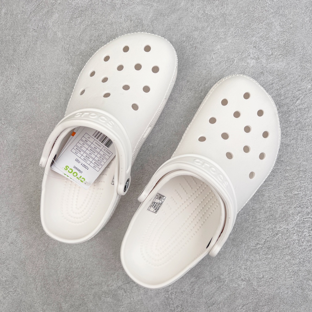 图片[3]-零售💰150 ＃DG莞产 Crocs Classic Clog 卡骆驰经典简约休闲沙滩洞洞拖鞋凉鞋 透明防水袋包装 注意配件需单独购买 超轻Croslite专利材料打造 鞋面更加耐用易清洗 该鞋款轻盈舒适 2002年 经典克骆格诞生 秉承外形简单 穿着舒适的初衷 不断为消费者带来舒适的穿着体验 穿出“趣”味 鞋面洞洞可搭彰显个性的智必星 一鞋两穿 可调节式后跟带增添鞋身的稳固性能 放前面变成愜意舒适的凉拖 放后面行走跑跳更加稳妥 Croslite ™材料 封闭式细胞树脂 能够在体温作用下自动变形以适应脚部形状 涉水性优秀的同时易于清洁 抓地力强 不易打滑 Crocs的核心理念：轻便 灵活 全方位的舒适感 同步官方尺码：M4（36-37） M5（37-38）M6（38-39）M7（39-40）M8（41-42）M9（42-43）M10（43-44）M11（45-46） 编码：by1936050-运动鞋