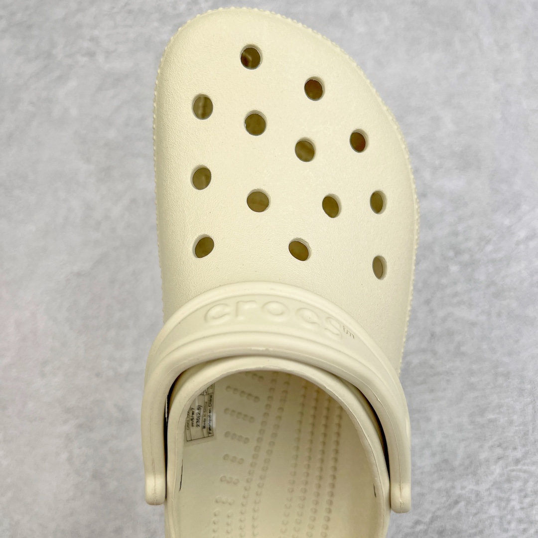 图片[4]-零售💰150 ＃DG莞产 Crocs Classic Clog 卡骆驰经典简约休闲沙滩洞洞拖鞋凉鞋 透明防水袋包装 注意配件需单独购买 超轻Croslite专利材料打造 鞋面更加耐用易清洗 该鞋款轻盈舒适 2002年 经典克骆格诞生 秉承外形简单 穿着舒适的初衷 不断为消费者带来舒适的穿着体验 穿出“趣”味 鞋面洞洞可搭彰显个性的智必星 一鞋两穿 可调节式后跟带增添鞋身的稳固性能 放前面变成愜意舒适的凉拖 放后面行走跑跳更加稳妥 Croslite ™材料 封闭式细胞树脂 能够在体温作用下自动变形以适应脚部形状 涉水性优秀的同时易于清洁 抓地力强 不易打滑 Crocs的核心理念：轻便 灵活 全方位的舒适感 同步官方尺码：M4（36-37） M5（37-38）M6（38-39）M7（39-40）M8（41-42）M9（42-43）M10（43-44）M11（45-46） 编码：by1936050-运动鞋