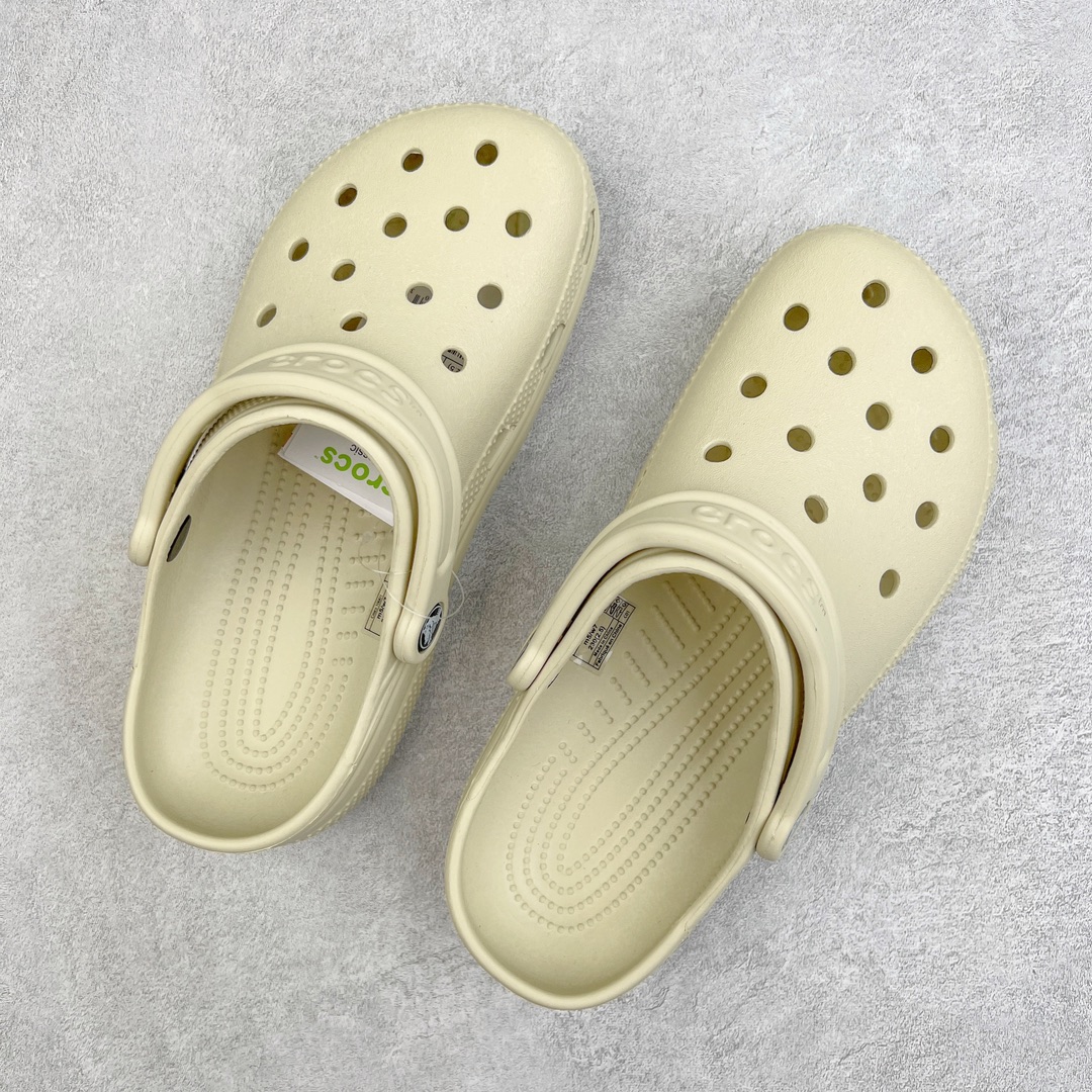 图片[3]-零售💰150 ＃DG莞产 Crocs Classic Clog 卡骆驰经典简约休闲沙滩洞洞拖鞋凉鞋 透明防水袋包装 注意配件需单独购买 超轻Croslite专利材料打造 鞋面更加耐用易清洗 该鞋款轻盈舒适 2002年 经典克骆格诞生 秉承外形简单 穿着舒适的初衷 不断为消费者带来舒适的穿着体验 穿出“趣”味 鞋面洞洞可搭彰显个性的智必星 一鞋两穿 可调节式后跟带增添鞋身的稳固性能 放前面变成愜意舒适的凉拖 放后面行走跑跳更加稳妥 Croslite ™材料 封闭式细胞树脂 能够在体温作用下自动变形以适应脚部形状 涉水性优秀的同时易于清洁 抓地力强 不易打滑 Crocs的核心理念：轻便 灵活 全方位的舒适感 同步官方尺码：M4（36-37） M5（37-38）M6（38-39）M7（39-40）M8（41-42）M9（42-43）M10（43-44）M11（45-46） 编码：by1936050-运动鞋