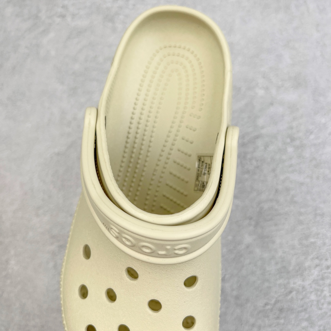 图片[5]-零售💰150 ＃DG莞产 Crocs Classic Clog 卡骆驰经典简约休闲沙滩洞洞拖鞋凉鞋 透明防水袋包装 注意配件需单独购买 超轻Croslite专利材料打造 鞋面更加耐用易清洗 该鞋款轻盈舒适 2002年 经典克骆格诞生 秉承外形简单 穿着舒适的初衷 不断为消费者带来舒适的穿着体验 穿出“趣”味 鞋面洞洞可搭彰显个性的智必星 一鞋两穿 可调节式后跟带增添鞋身的稳固性能 放前面变成愜意舒适的凉拖 放后面行走跑跳更加稳妥 Croslite ™材料 封闭式细胞树脂 能够在体温作用下自动变形以适应脚部形状 涉水性优秀的同时易于清洁 抓地力强 不易打滑 Crocs的核心理念：轻便 灵活 全方位的舒适感 同步官方尺码：M4（36-37） M5（37-38）M6（38-39）M7（39-40）M8（41-42）M9（42-43）M10（43-44）M11（45-46） 编码：by1936050-运动鞋