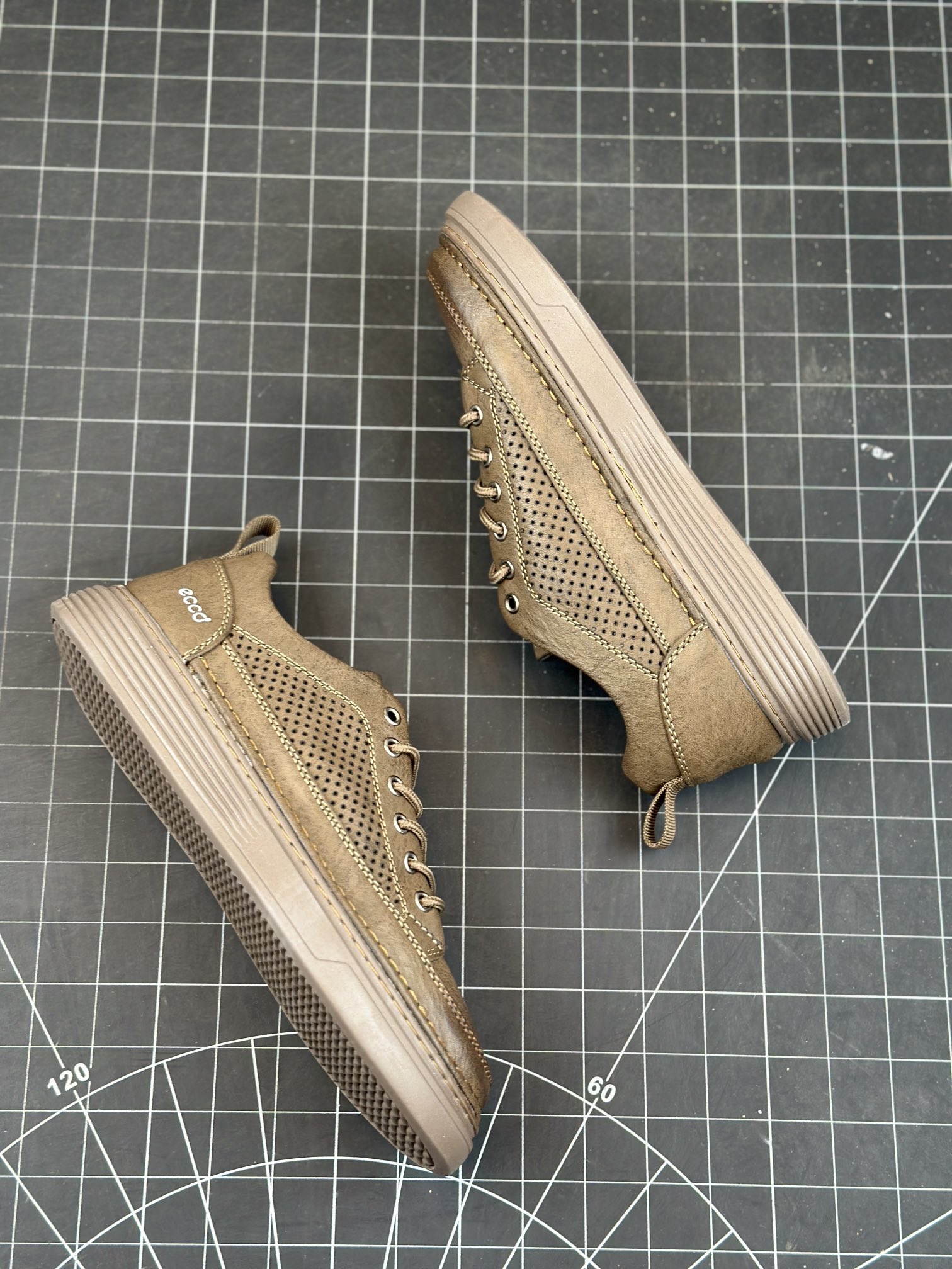 Ecco 2023 new perforated breathable sports casual sneakers