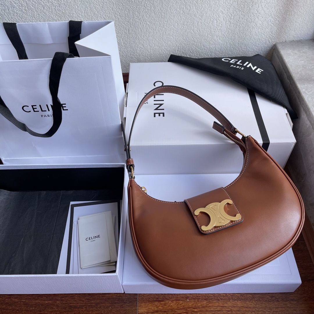 Celine Ava's large armpit bag with logo is a new product in presbyopic brown cowhide. It has a good-looking retro literary atmosphere~ It directl