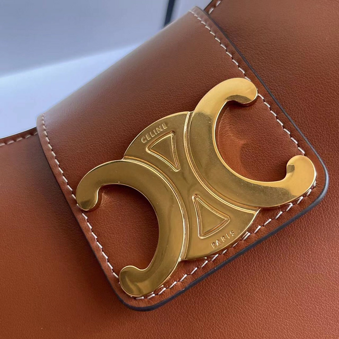 Celine Ava's large armpit bag with logo is a new product in presbyopic brown cowhide. It has a good-looking retro literary atmosphere~ It directl