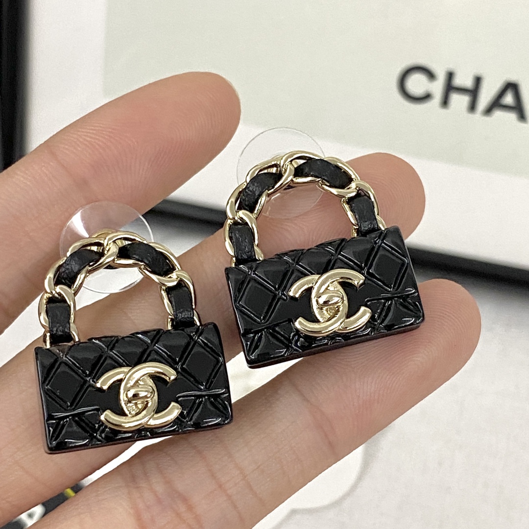 【原版开模】编码CE061(专柜🆕版)  
🛍香奈儿耳钉热销款🔥热上新🆕🆕🆕
😎CHAN 23  穿皮复