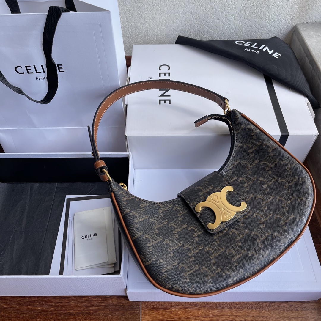 Celine Ava's new armpit bag with large logo in cowhide has a good-looking retro literary atmosphere~ It directly hits my heart. It's really nice!
