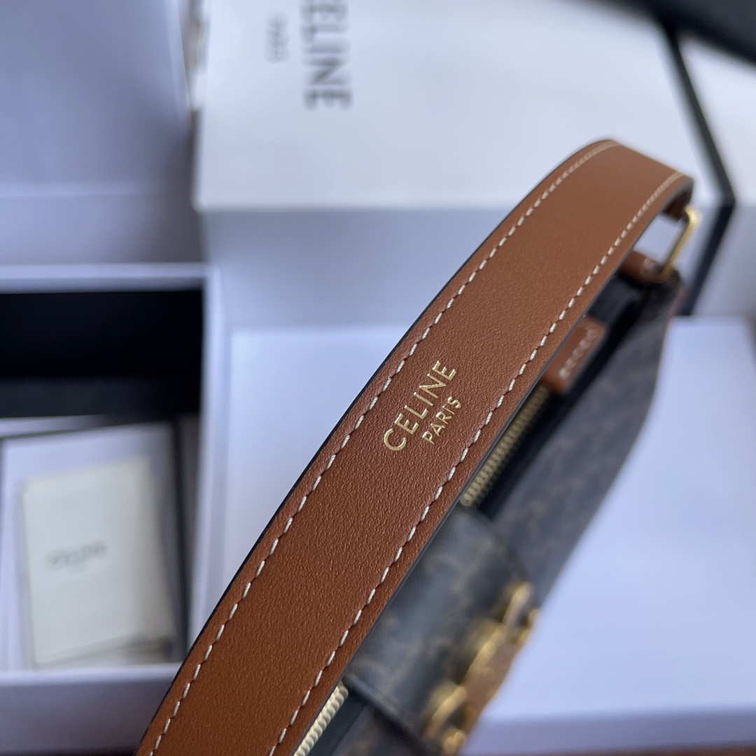 Celine Ava's new armpit bag with large logo in cowhide has a good-looking retro literary atmosphere~ It directly hits my heart. It's really nice!