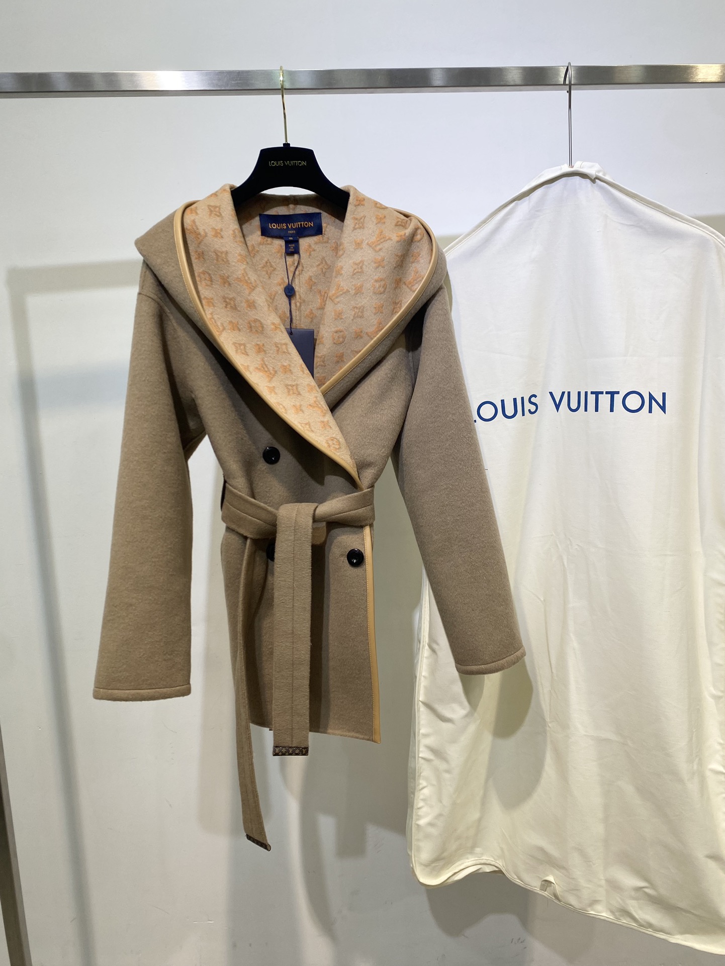 [Cashmere Coats, Furs]Voluminous double-sided silk-wool blend wrapped with 3D