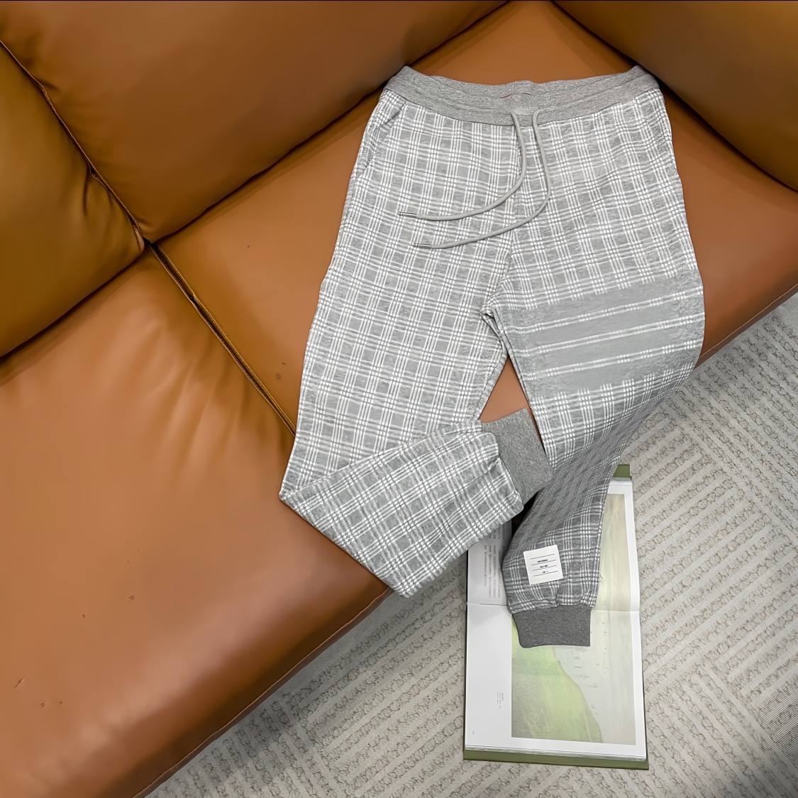 P155 THOM BROWNE 23ss Otoño/Invierno Nuevo pantalón casual deportivo de espiga de primera calidad con tejido teñido. ZP…