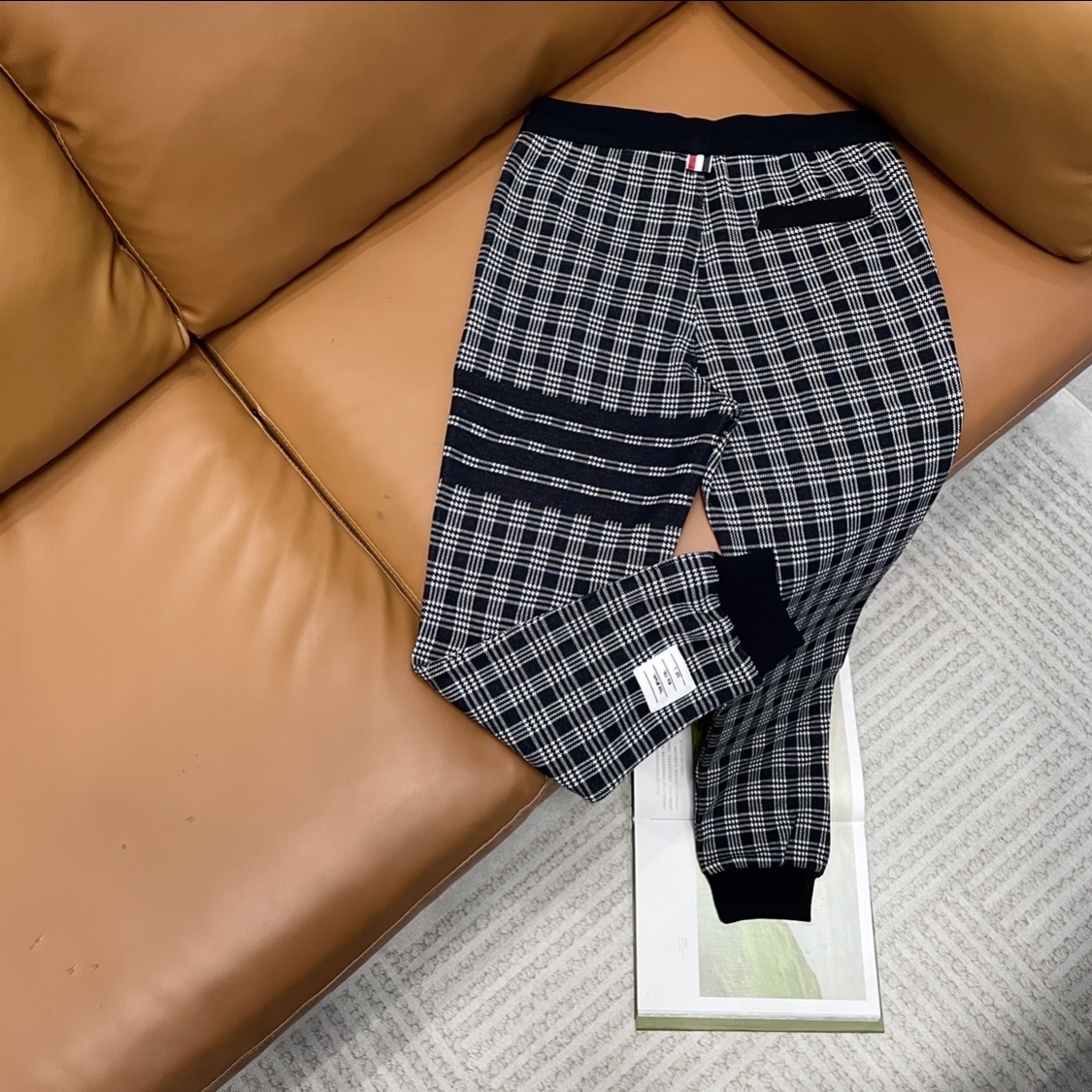 P155 THOM BROWNE 23ss Otoño/Invierno Nuevo pantalón casual deportivo de espiga de primera calidad con tejido teñido. ZP…