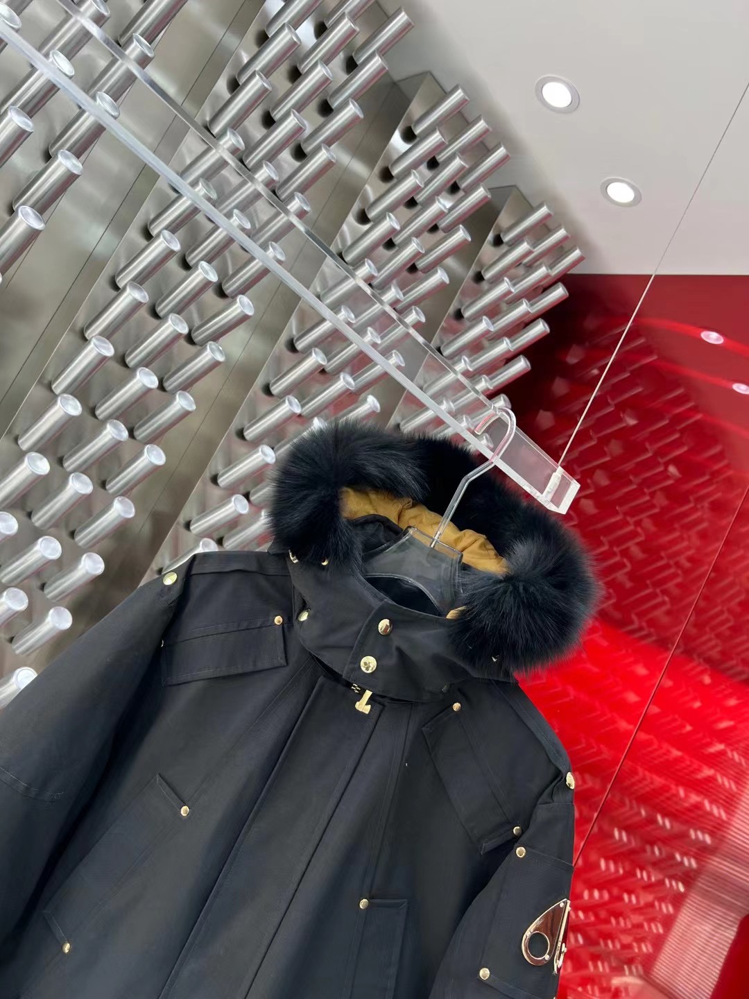 💰600
加拿大剪刀Moose Knuckles一直是被公认为最保暖的羽绒服，各种各路ins红人、网红、明星也时长穿他街拍。却依旧无法摆脱对剪刀的喜爱，再寒冷的多天都不需要怕，因为有剪刀！内填充90%白鸭绒 ，加拿大鹅是传说中最保暖的羽绒服，号称北极户外运动必备品！全球爆热第一的羽绒服，各大明星争相抢购，人手必备！ 男女同款码数: S一XXL
