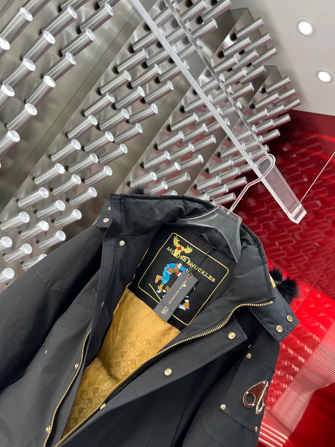 💰600
加拿大剪刀Moose Knuckles一直是被公认为最保暖的羽绒服，各种各路ins红人、网红、明星也时长穿他街拍。却依旧无法摆脱对剪刀的喜爱，再寒冷的多天都不需要怕，因为有剪刀！内填充90%白鸭绒 ，加拿大鹅是传说中最保暖的羽绒服，号称北极户外运动必备品！全球爆热第一的羽绒服，各大明星争相抢购，人手必备！ 男女同款码数: S一XXL
