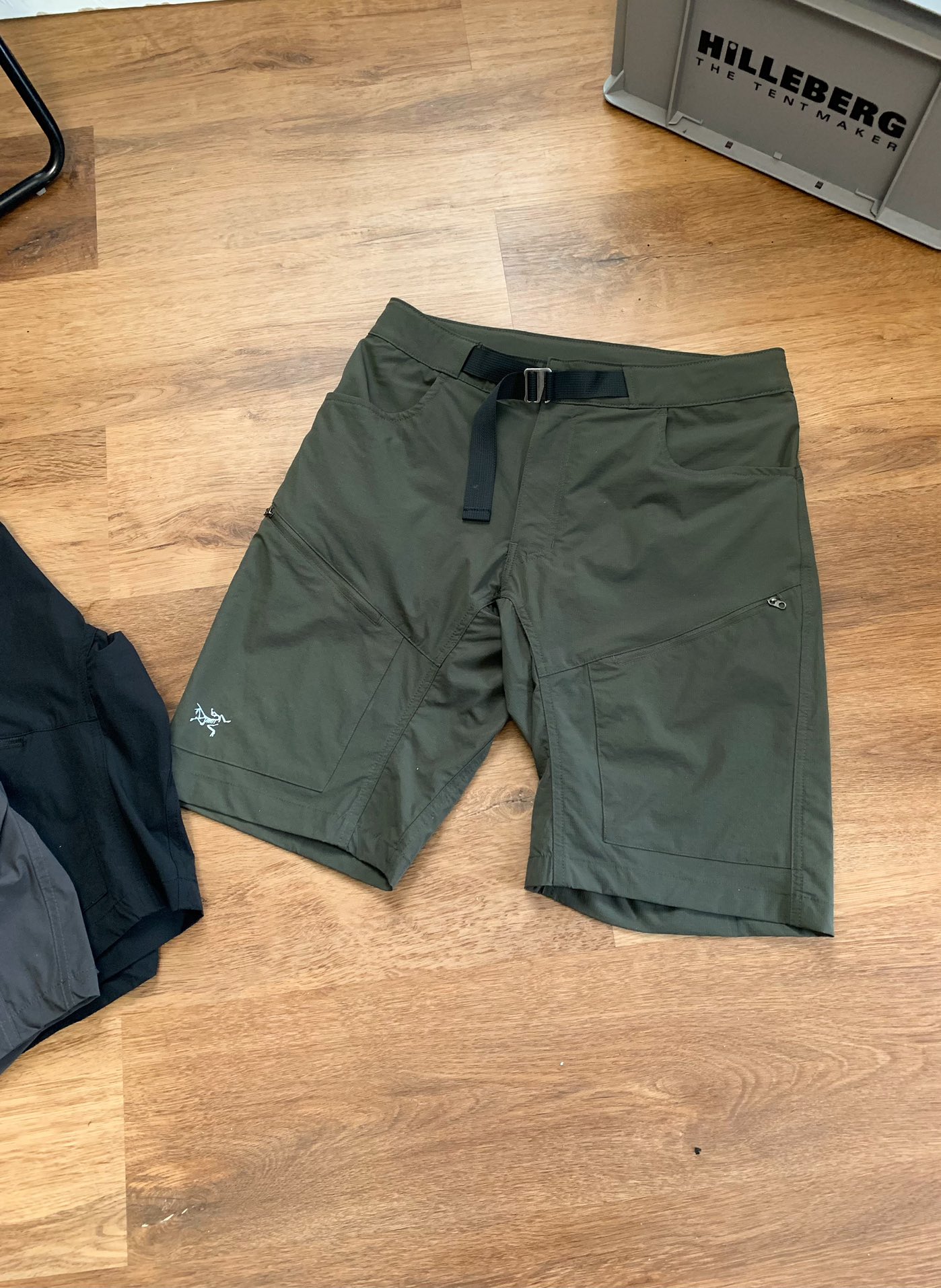 💰115
始祖鸟户外轻量男款速干弹力耐磨软壳短裤
这款轻量.耐磨.耐候的软壳短裤,适合温暖气候中的攀岩
面料拼接分区贴身设计
在需要的部位采用特殊面料,立体剪裁结构和胯部三角接片设计,
设计简洁的金属腰带调节器,正面两个拉链口袋
这款始祖鸟短裤,采用功能面料,功能设计精心考究,人体工学剪裁,专为户外活动而设计。
TerraTex™是一款耐磨的尼龙混纺面料,轻薄耐磨,适合暖天远足徒步使用;TerraTex™面料具有防晒功能,速干透气,弹性舒适。
腰围有拉绒涤纶里衬,吸湿排汗,暖天配腰带穿着配感舒适,一体织腰带合身稳固。
作为Arc’teryx Traverse系列的一款,Palisade裤子可与Arc’teryx鞋子、背包和服装配套,组合成强大的系统,适合高强度野外活动穿着。
颜色:黑色 卡其色 灰色 军绿色
尺码:M-3XL(详情见图9)