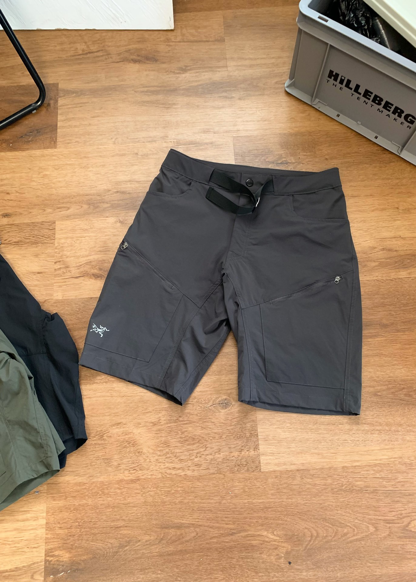 💰115
始祖鸟户外轻量男款速干弹力耐磨软壳短裤
这款轻量.耐磨.耐候的软壳短裤,适合温暖气候中的攀岩
面料拼接分区贴身设计
在需要的部位采用特殊面料,立体剪裁结构和胯部三角接片设计,
设计简洁的金属腰带调节器,正面两个拉链口袋
这款始祖鸟短裤,采用功能面料,功能设计精心考究,人体工学剪裁,专为户外活动而设计。
TerraTex™是一款耐磨的尼龙混纺面料,轻薄耐磨,适合暖天远足徒步使用;TerraTex™面料具有防晒功能,速干透气,弹性舒适。
腰围有拉绒涤纶里衬,吸湿排汗,暖天配腰带穿着配感舒适,一体织腰带合身稳固。
作为Arc’teryx Traverse系列的一款,Palisade裤子可与Arc’teryx鞋子、背包和服装配套,组合成强大的系统,适合高强度野外活动穿着。
颜色:黑色 卡其色 灰色 军绿色
尺码:M-3XL(详情见图9)