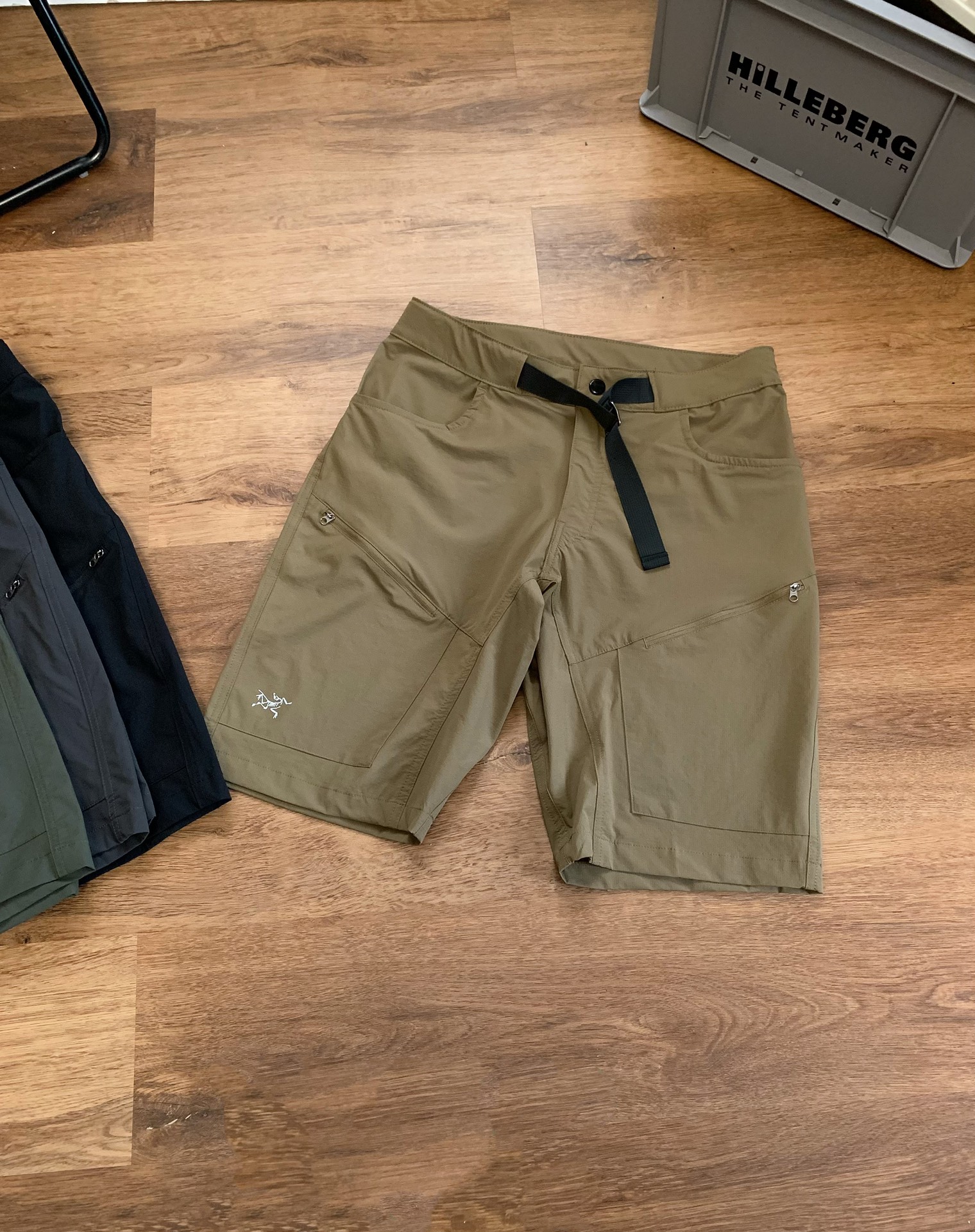 💰115
始祖鸟户外轻量男款速干弹力耐磨软壳短裤
这款轻量.耐磨.耐候的软壳短裤,适合温暖气候中的攀岩
面料拼接分区贴身设计
在需要的部位采用特殊面料,立体剪裁结构和胯部三角接片设计,
设计简洁的金属腰带调节器,正面两个拉链口袋
这款始祖鸟短裤,采用功能面料,功能设计精心考究,人体工学剪裁,专为户外活动而设计。
TerraTex™是一款耐磨的尼龙混纺面料,轻薄耐磨,适合暖天远足徒步使用;TerraTex™面料具有防晒功能,速干透气,弹性舒适。
腰围有拉绒涤纶里衬,吸湿排汗,暖天配腰带穿着配感舒适,一体织腰带合身稳固。
作为Arc’teryx Traverse系列的一款,Palisade裤子可与Arc’teryx鞋子、背包和服装配套,组合成强大的系统,适合高强度野外活动穿着。
颜色:黑色 卡其色 灰色 军绿色
尺码:M-3XL(详情见图9)