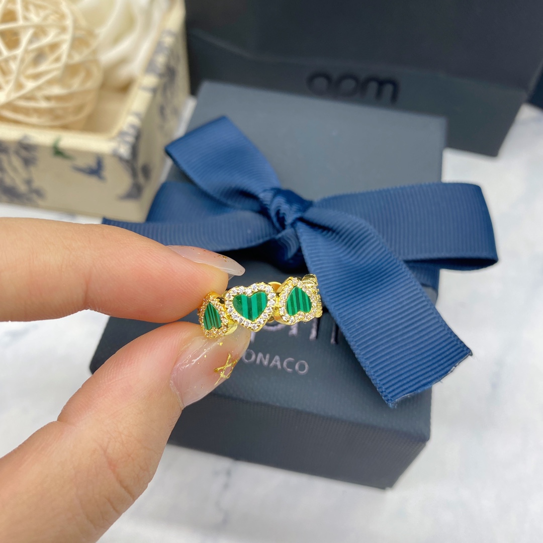 p300 APM Monaco Official Peacock Heart Rings handing out a gift for girlfriend’s birthday。
