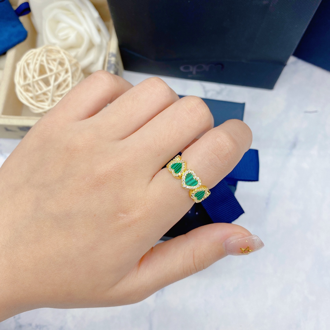 p300 APM Monaco Official Peacock Heart Rings handing out a gift for girlfriend’s birthday。 - 图片 2