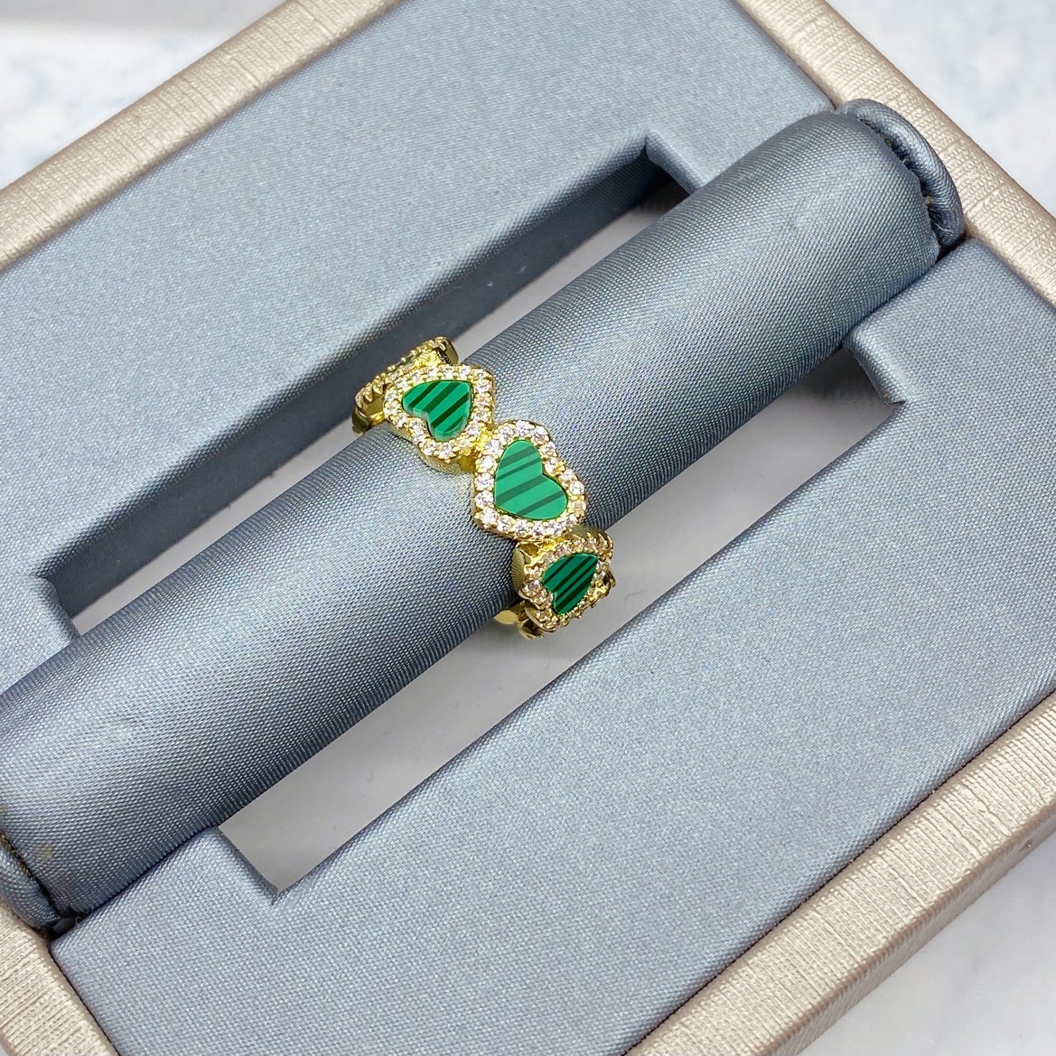 p300 APM Monaco Official Peacock Heart Rings handing out a gift for girlfriend’s birthday。 - 图片 8