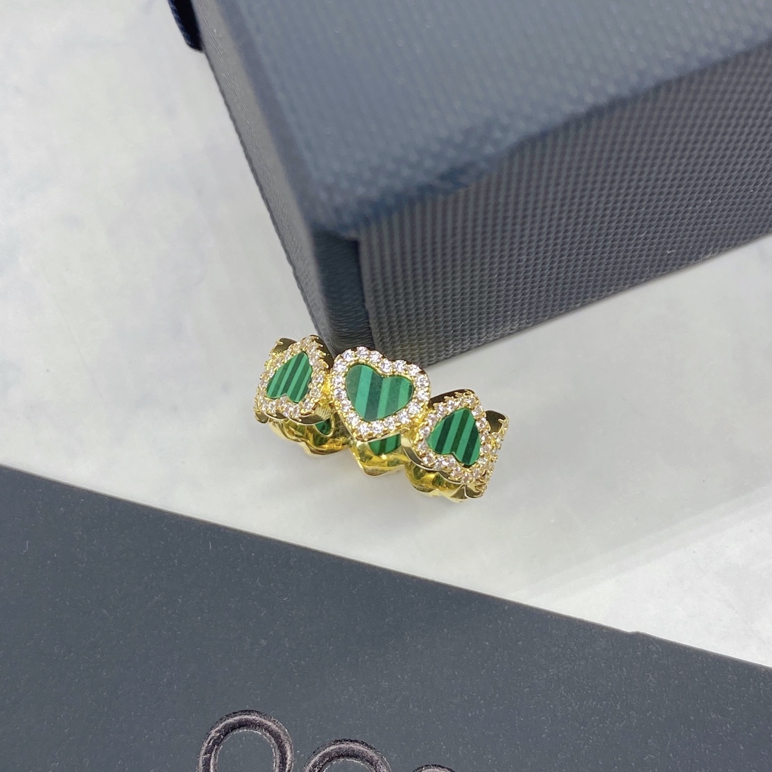 p300 APM Monaco Official Peacock Heart Rings handing out a gift for girlfriend’s birthday。 - 图片 7