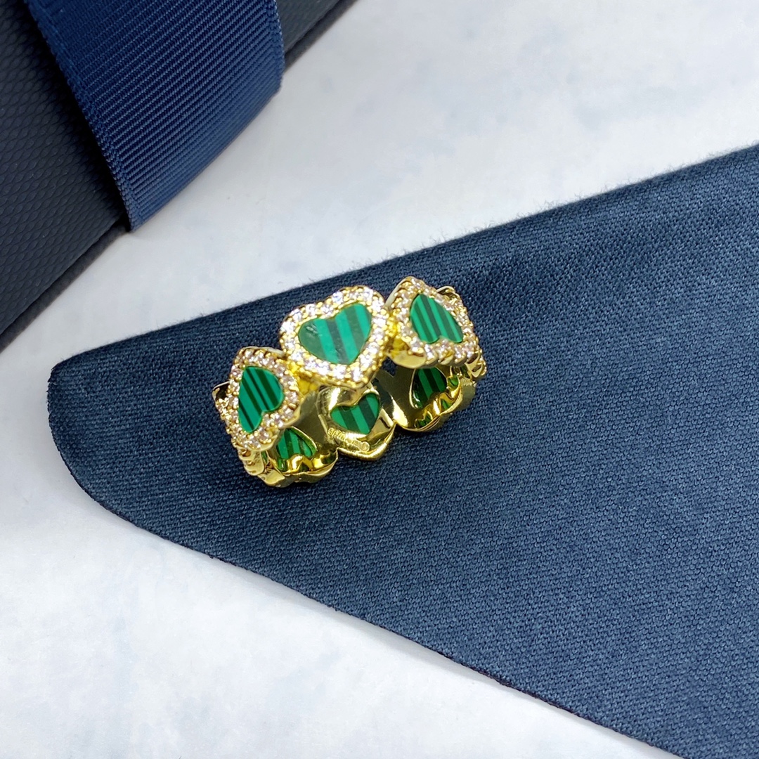 p300 APM Monaco Official Peacock Heart Rings handing out a gift for girlfriend’s birthday。 - 图片 4