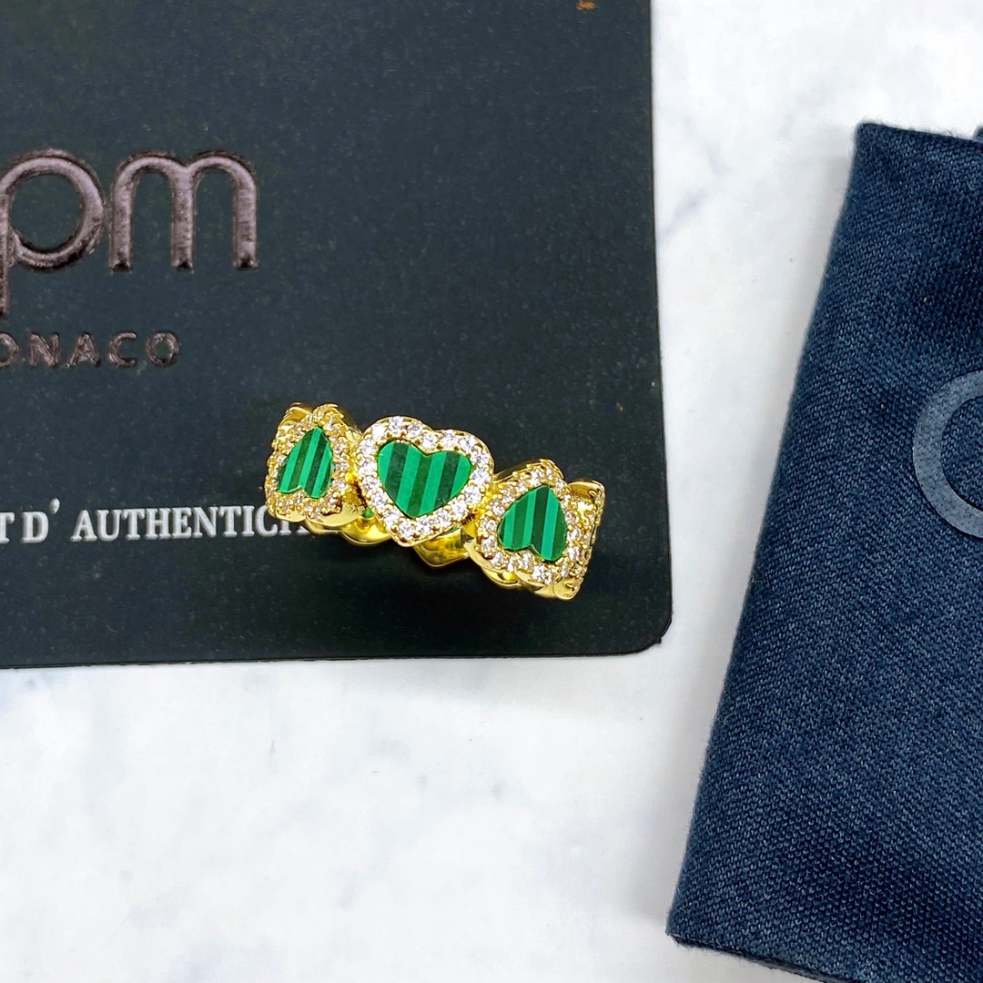 p300 APM Monaco Official Peacock Heart Rings handing out a gift for girlfriend’s birthday。 - 图片 5