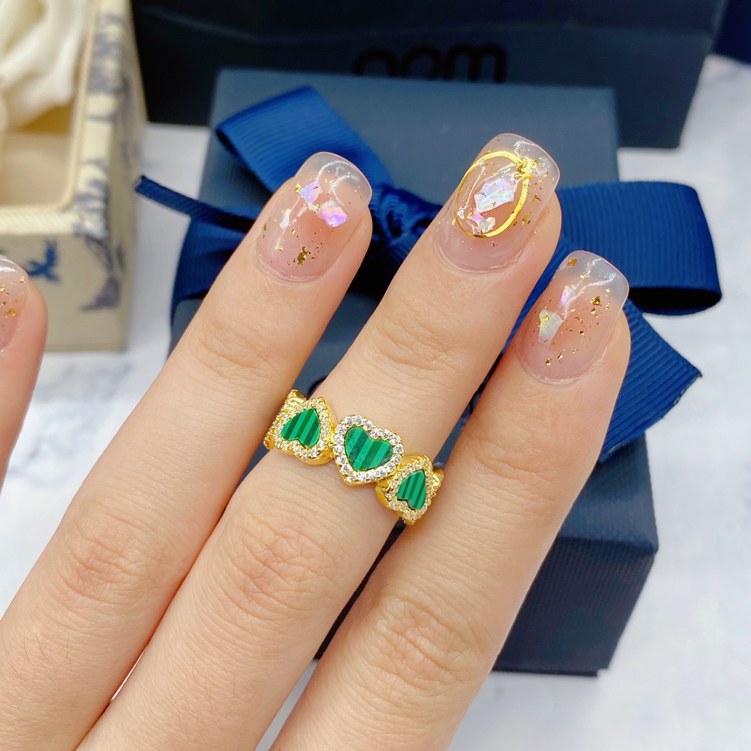 p300 APM Monaco Official Peacock Heart Rings handing out a gift for girlfriend’s birthday。 - 图片 3