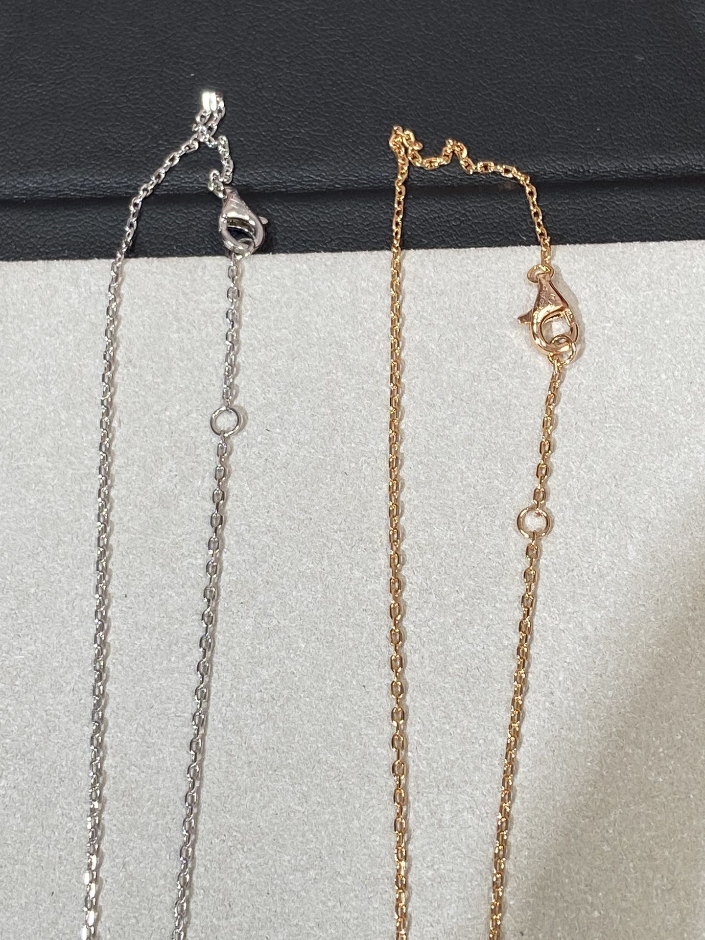 白金➕玫瑰金现在版本真的是无敌好看❤️
本次出品
按照ZP燕尾镶嵌 
钯金➕0.5厚金电镀
炎炎夏日 可盐可甜😄
