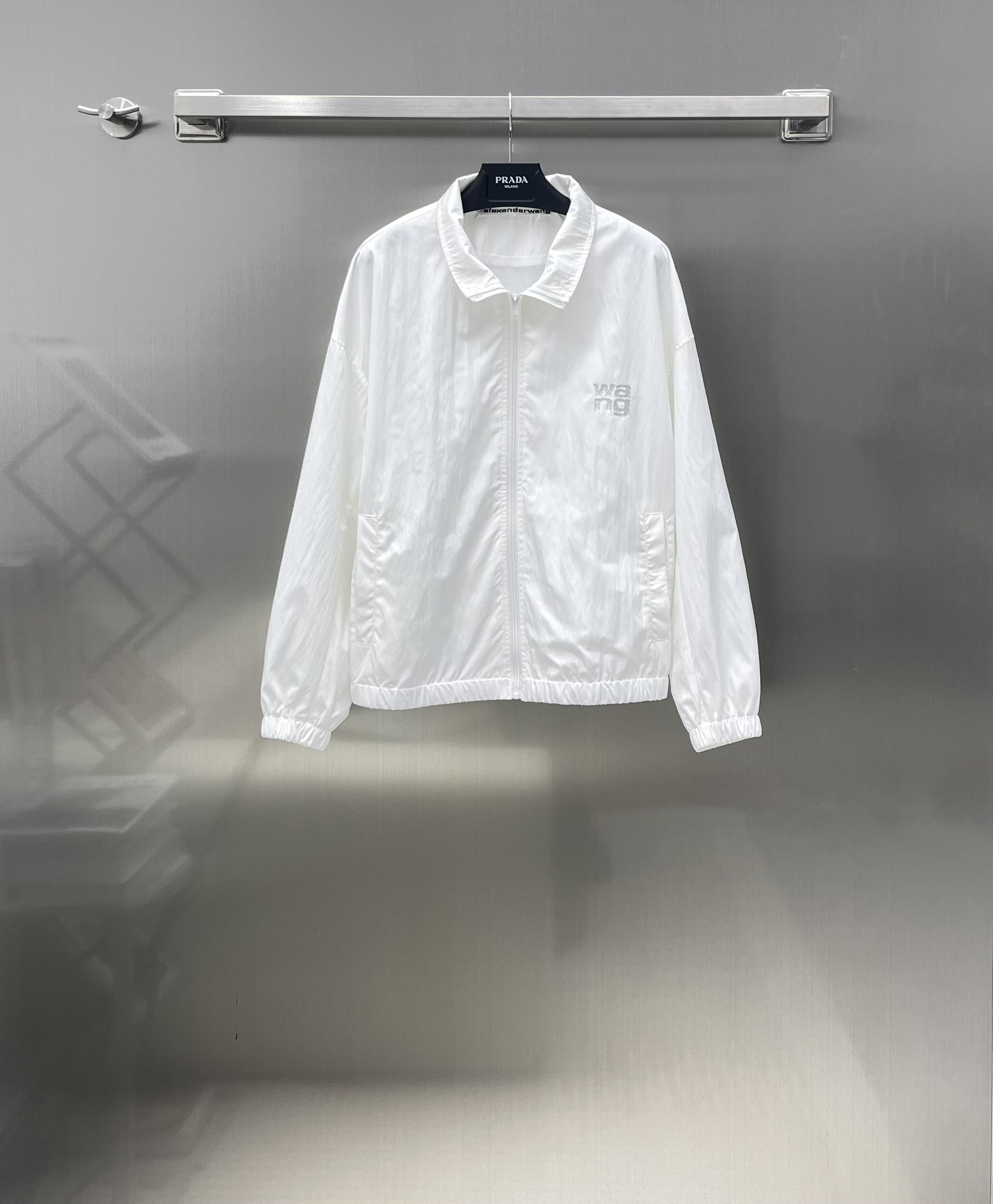 NO:696785,Alenxande* New product on the shelves, fashionable sun protection suit. Customized original sun protection fabric. Decorated with bling bling letter pattern. Loose fit jacket with casual shorts. Unisex. One set to make ready-to-wear more advanced and fashionable. High version 2 colors. Same style for men and women, shorts, jackets & coats,19860909Alenxande* 新品上架时髦防晒套装 定制原版防晒面料 bling bling字母图案装饰 宽松版型外套搭配休闲短裤 男女通用 一套搭配 让成衣更为高级时髦 高版本2色 男女同款,,shorts,jackets & coats,,Women's clothing