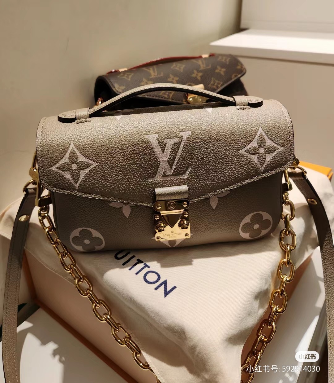 NO:201174,New product M23081 This ochette Metis East West handbag is a Monogram Emreinte leather embossed Monogram pattern, combining classic elements and contemporary details. The S-lock lock and top handle pay tribute to the brand box heritage, compact configuration and removable shoulder and back short chain highlight the trend. 21.5 x 13.5 x 6.0 cm (Length x Height x Width), LV [Top Original Single], louis vuitton19860909新品 M23081 本款 ochette Metis East West 手袋为 Monogram Emreinte 皮革压印 Monogram 图案,将经典元素和当代细节融于一身.S-lock 锁扣和顶部手柄致敬品牌制箱传承,紧凑构型和可拆卸肩背短链彰显潮流风范. 21.5 x 13.5 x 6.0 cm (长 x 高 x 宽),LV【顶级原单】,louis vuitton,Bag