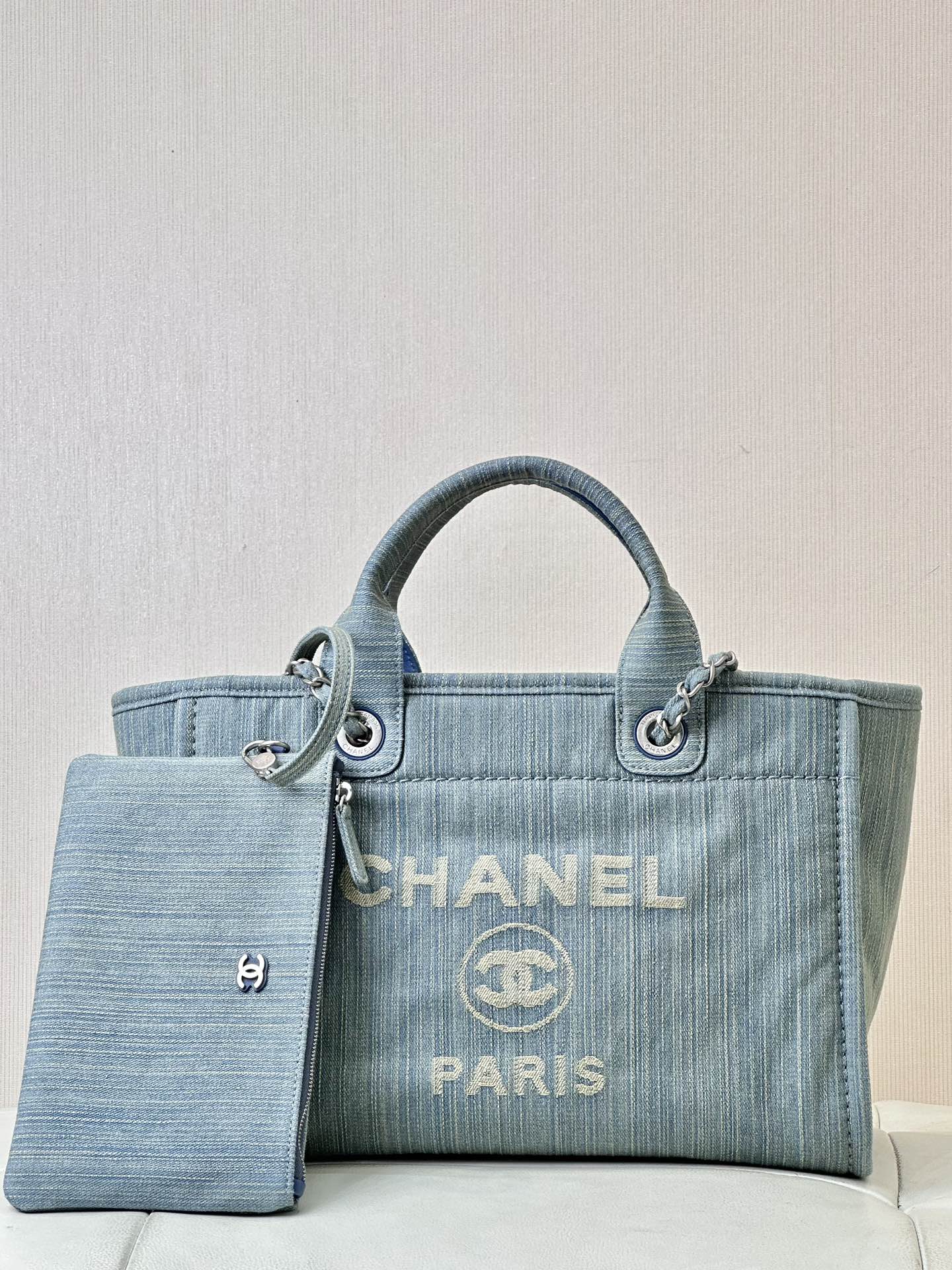 CHANEL Early Spring New Canvas Beach Bag Soft Canvas Imported Calfskin Handles Contrast Color Shoulder Strap Chain