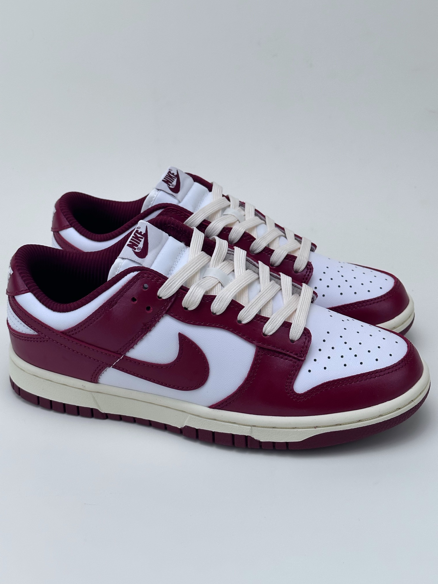 NIKE SB Dunk Low 复古白酒红 FJ4555-100